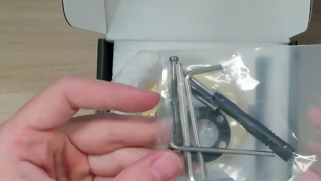 Les mêmes outils que chez Fanatec, jusqu'à la petite visserie : tout ce qu'il faut pour monter et démonter le QR sur le volant.