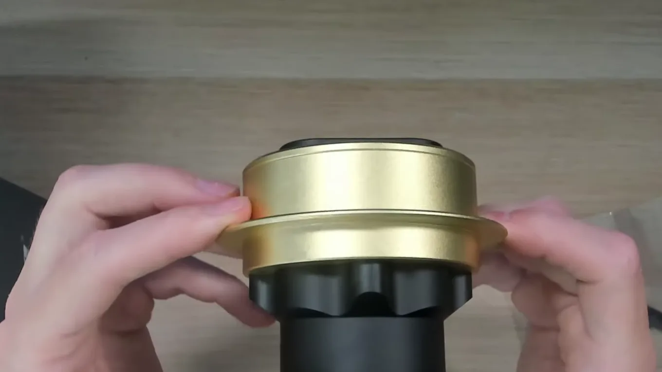 Ce corps noir à lobes, c'est celui du QR2 classique. Le Simube n'est pas taillé dans un seul bloc comme le QR2 Pro de Fanatec.
