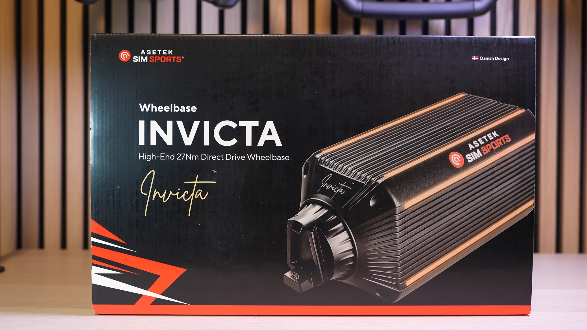 La boîte de l'Invicta : une base direct drive 27 Nm présentée comme du haut de gamme