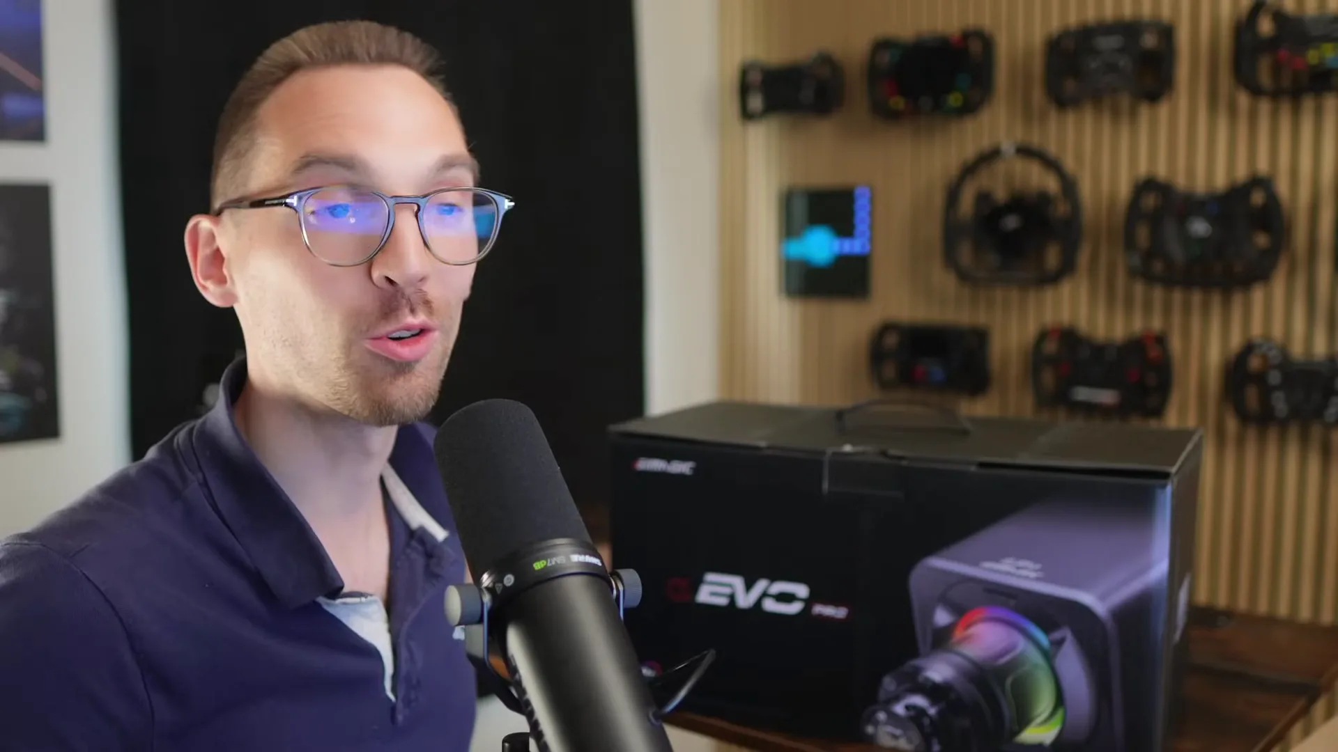 Le plus gros et le plus lourd, gardé pour la fin : l'Alpha EVO Pro, sortie chez Simagic moins d'un mois avant la vidéo.