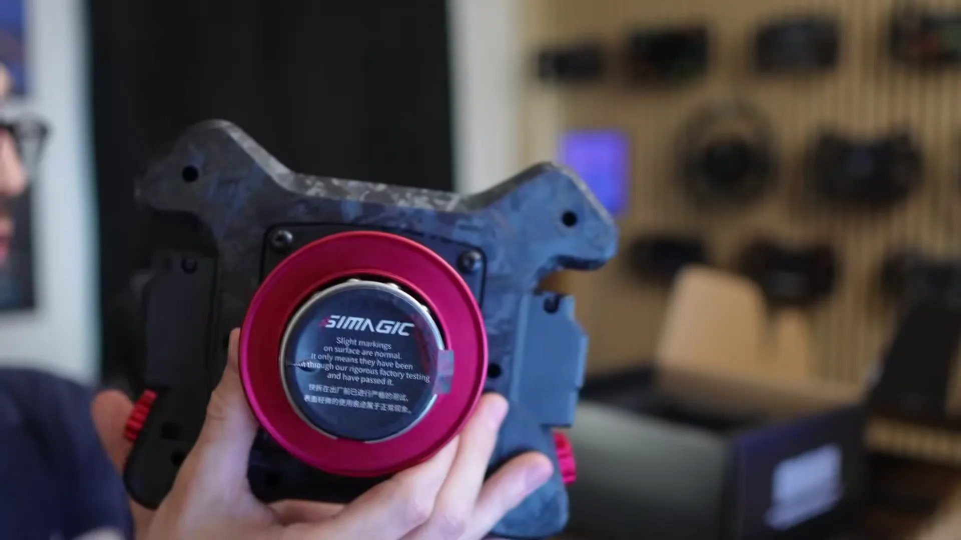 Derrière, le quick release de Simagic, de type NRG, monté d'origine. Avec un MagLink, le hub peut aussi passer sur la base d'une autre marque.
