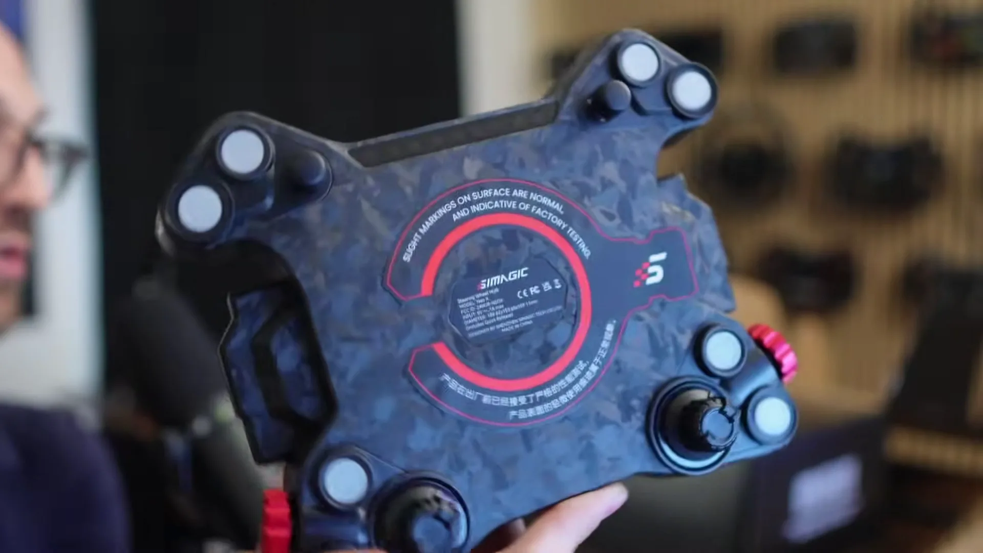 Les mêmes boutons que sur le GT Neo, et un effet fibre de carbone. En main, ça reste du plastique, mais du plastique de bonne qualité.
