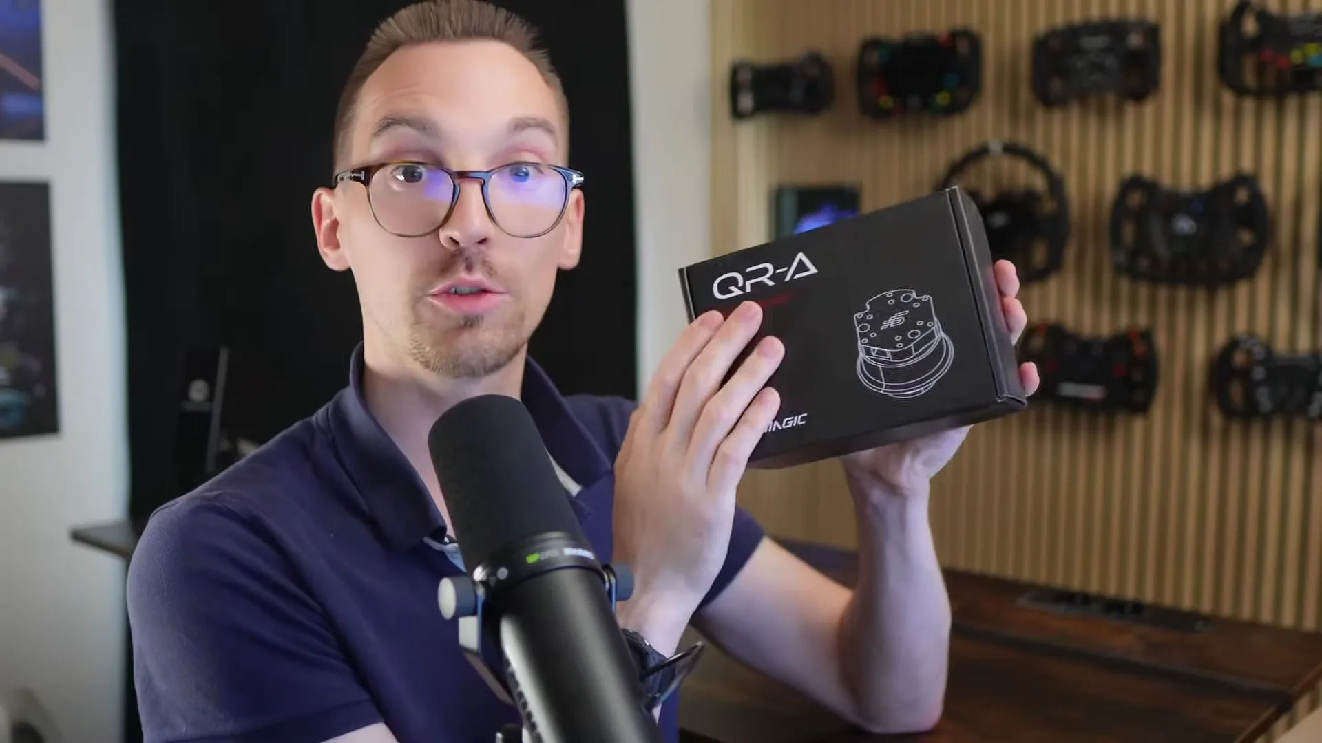 Une petite boîte pour l'idée qui m'intéressait le plus : le QR-A, un quick release qui alimente le volant et fait passer son USB par la base.
