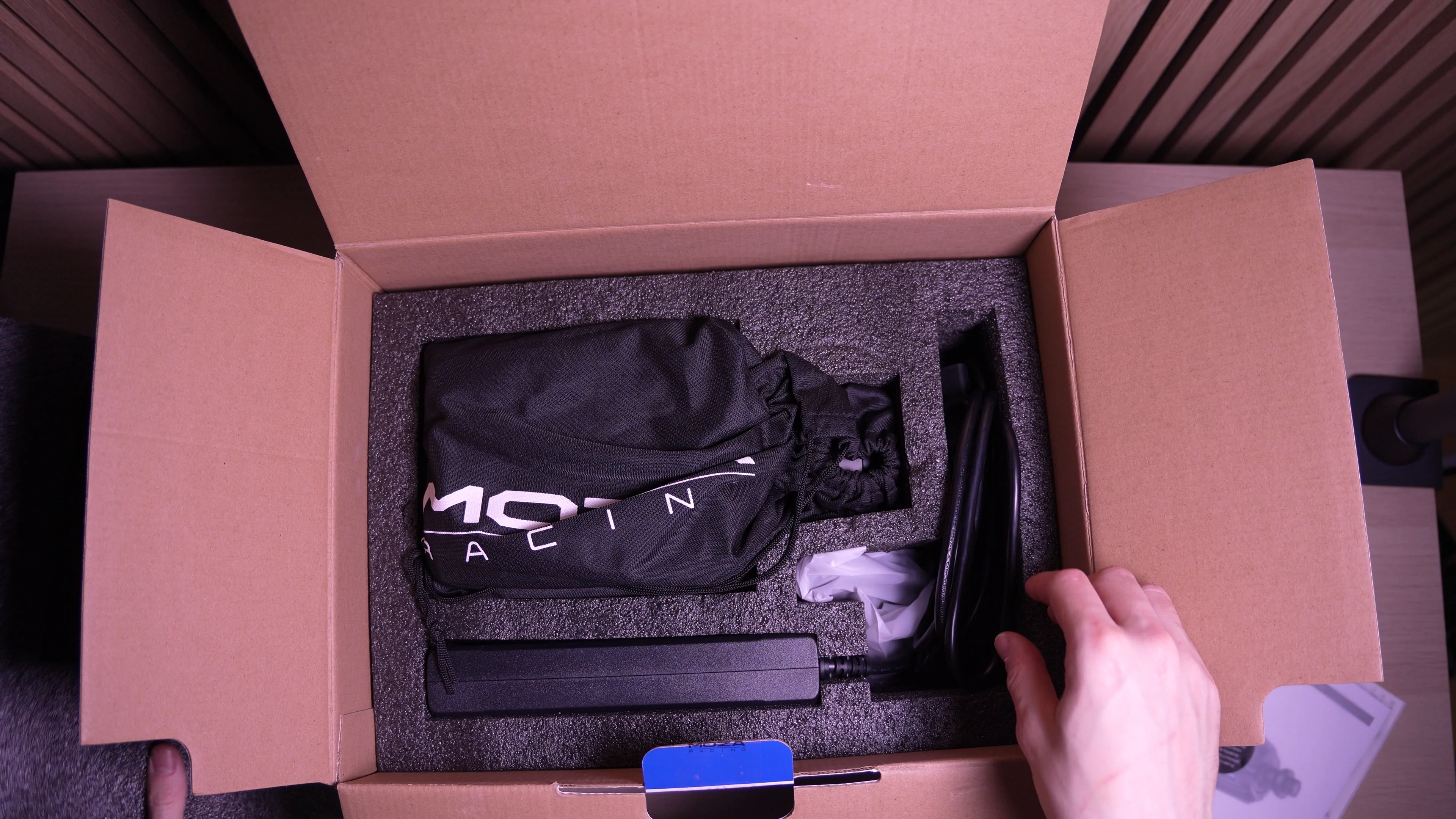 Ouverture du carton, contenu bien protege dans la mousse