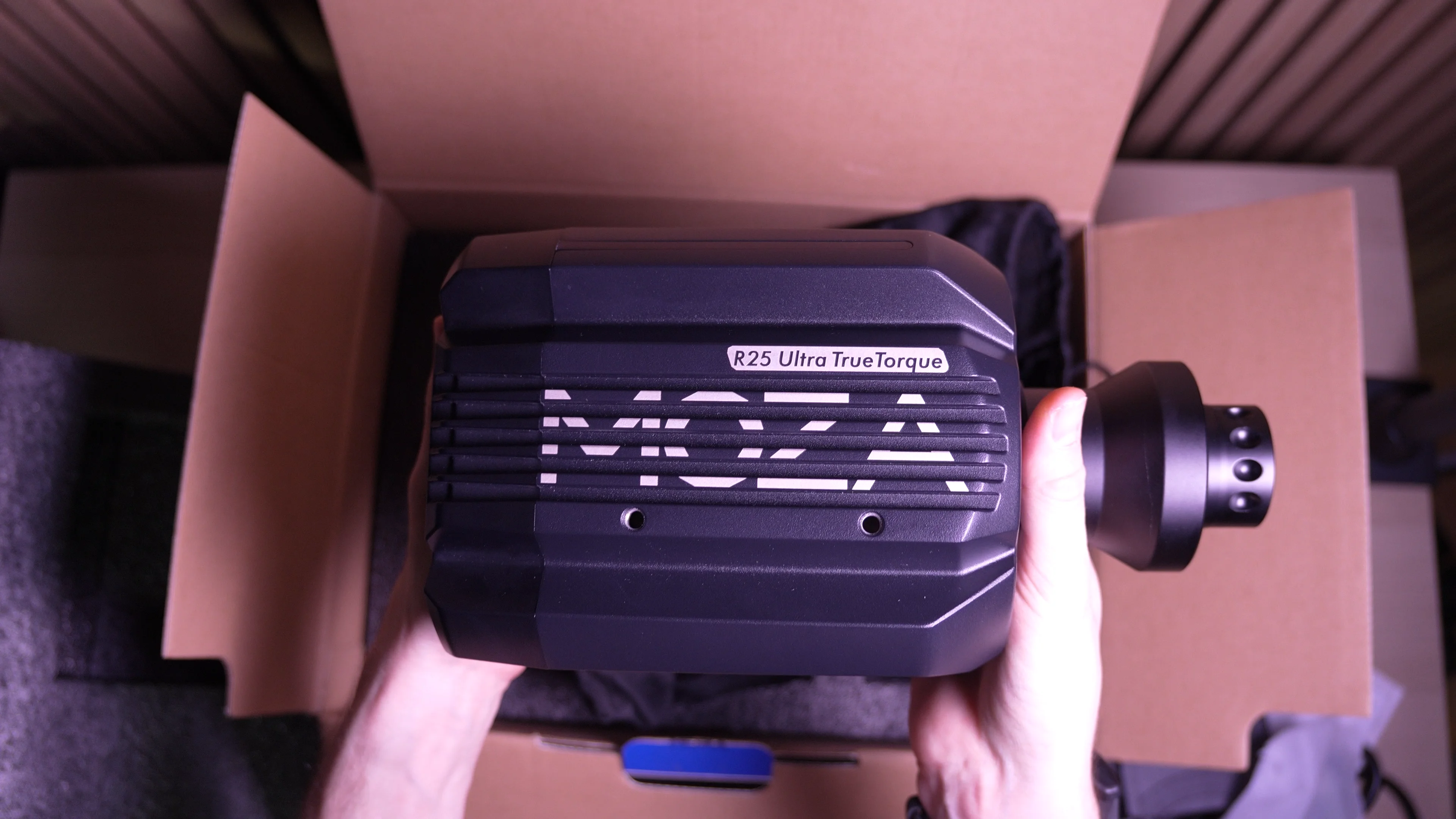 La R25 Ultra en main a la sortie de la boite