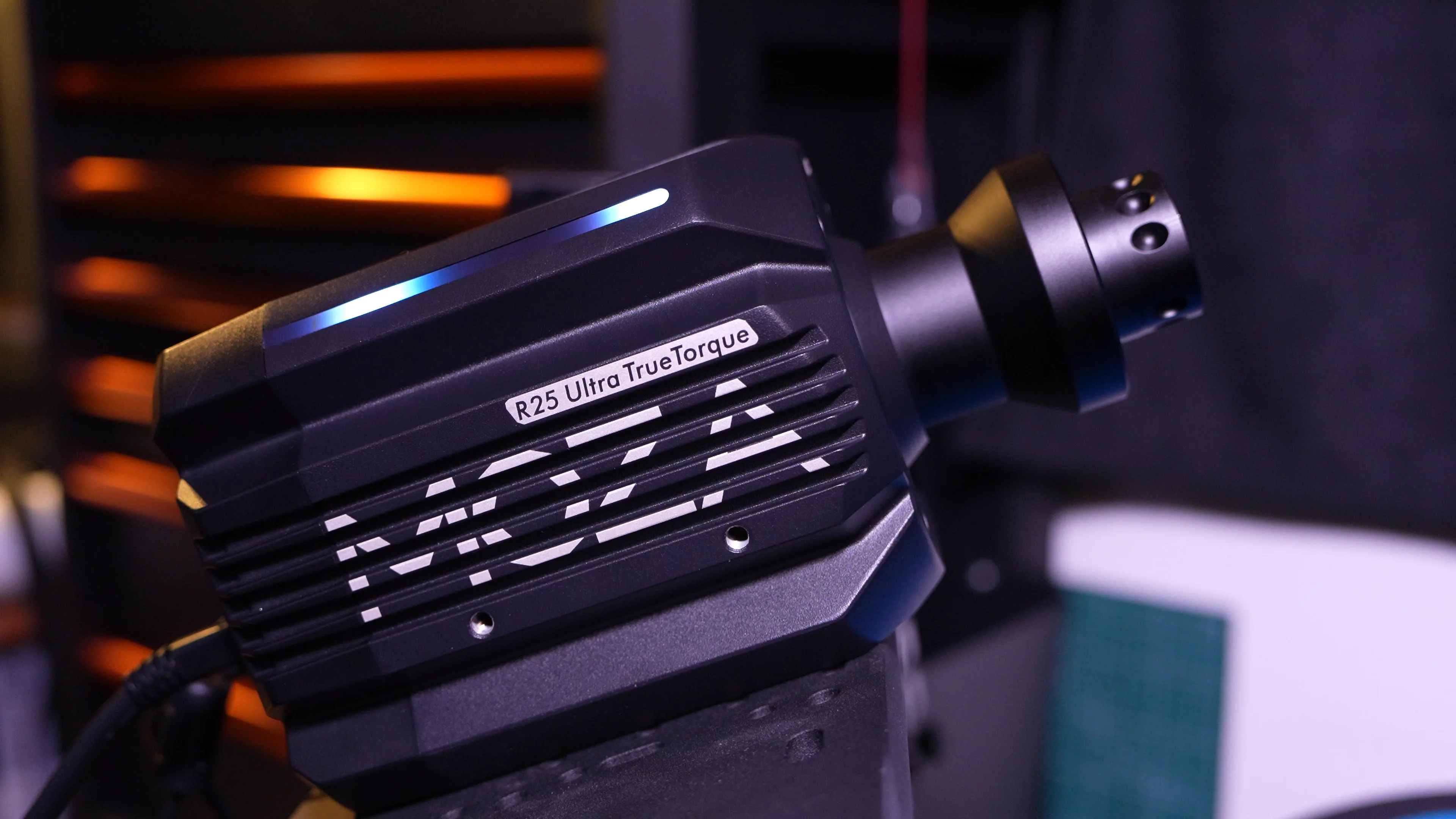 La R25 Ultra montee sur le chassis de test, LED allumees