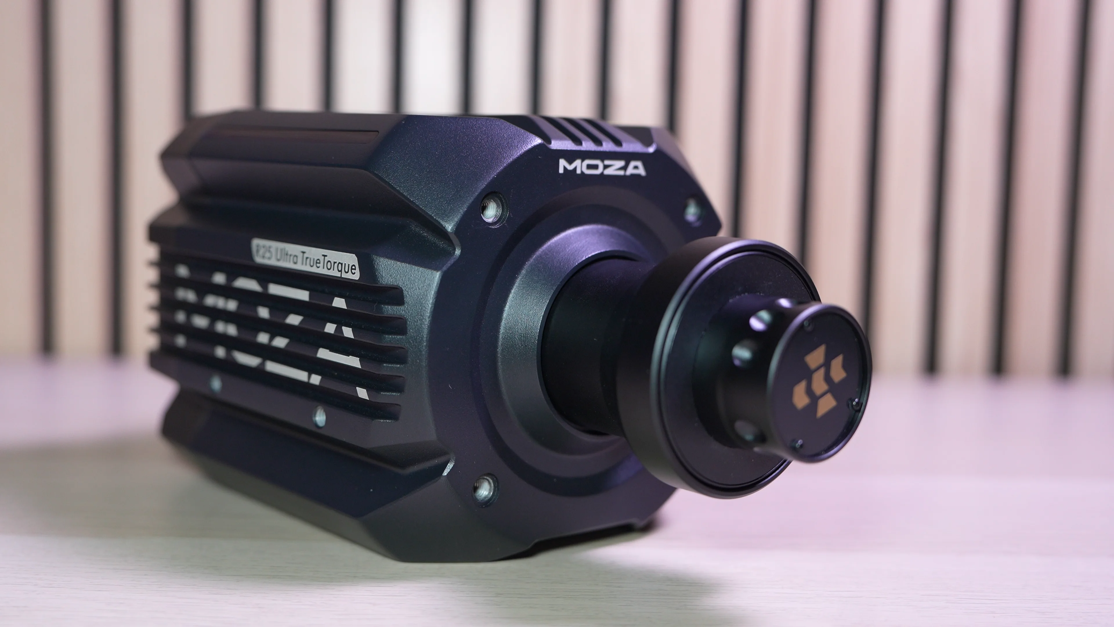 La R25 Ultra de profil, design compact et chassis aluminium