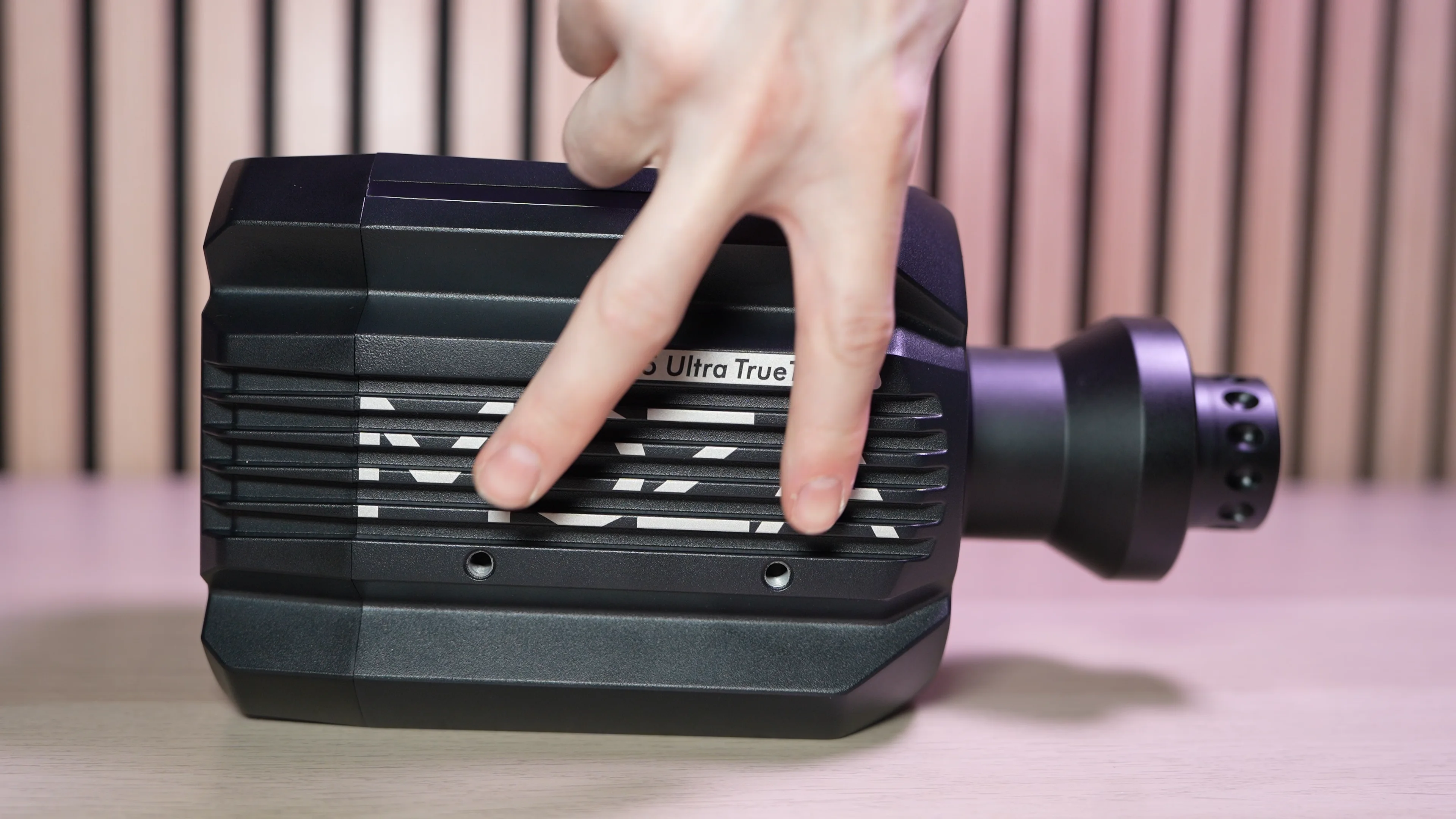 La base en main, 9,1 kg de construction aluminium