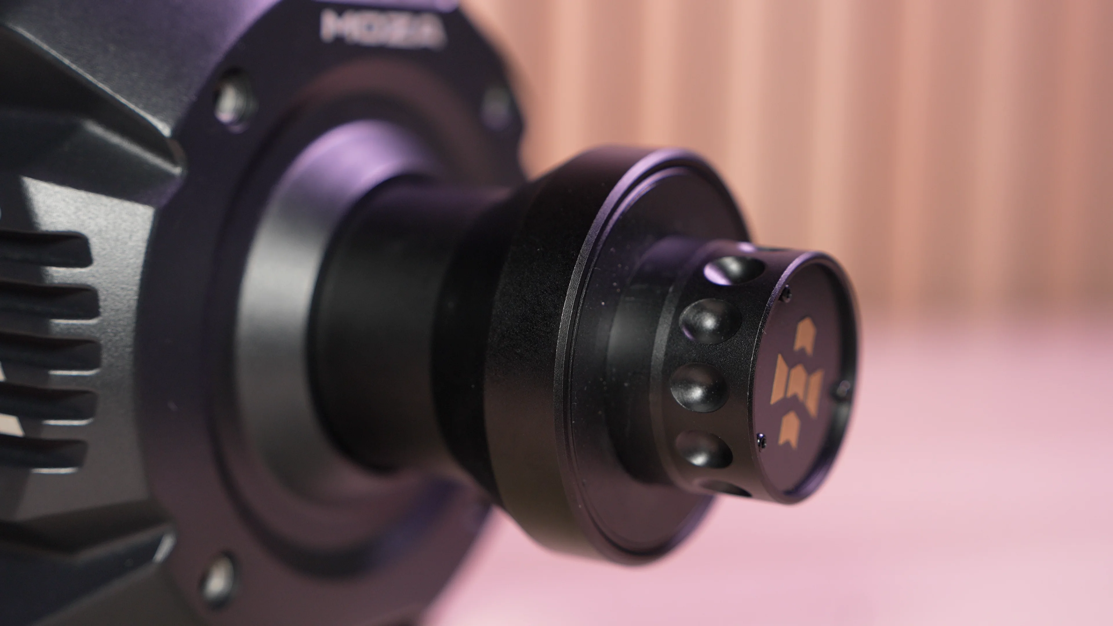 Le Quick Release Moza en gros plan avec les connecteurs pogo