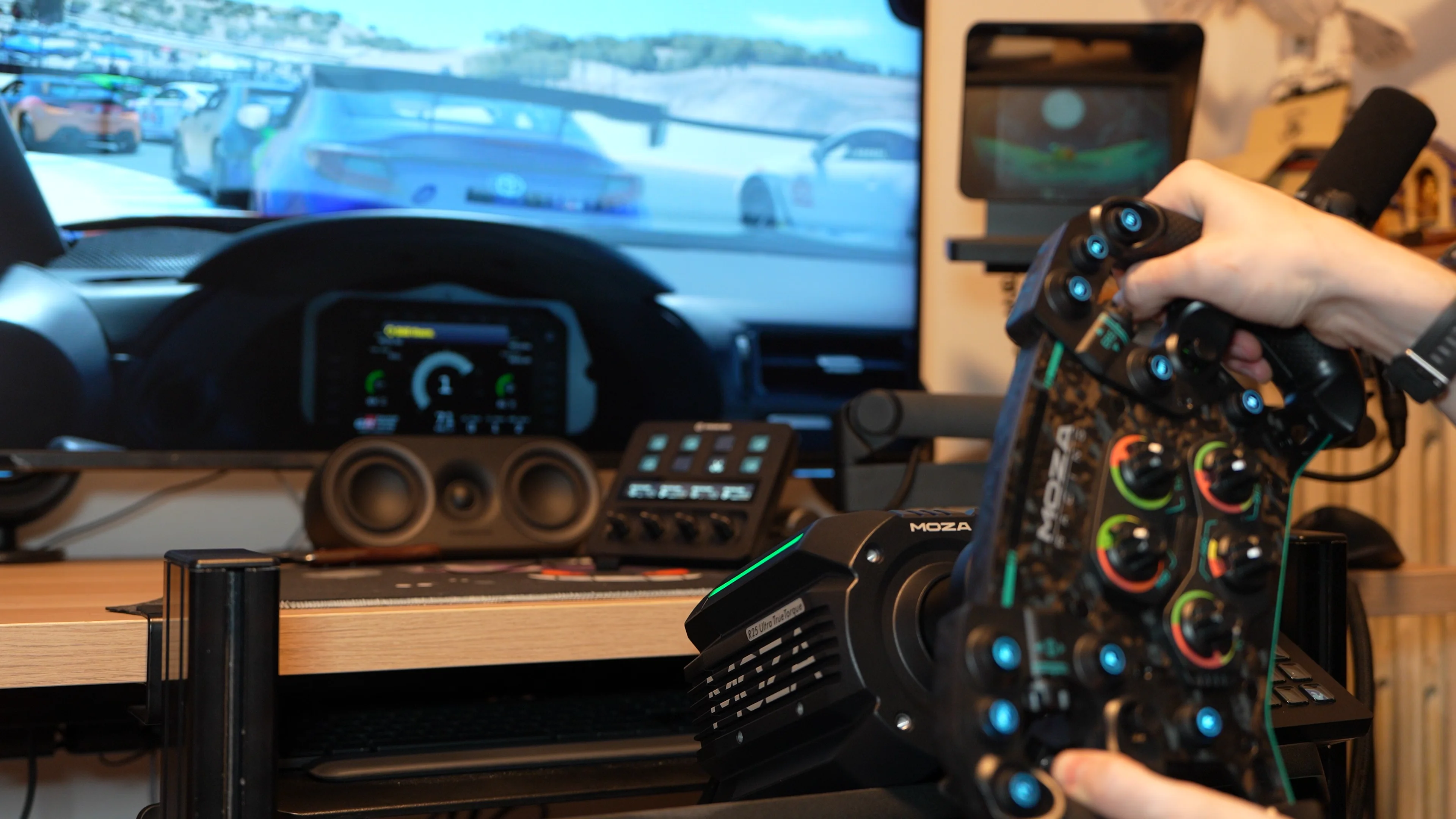 En pleine session iRacing, mains sur le volant