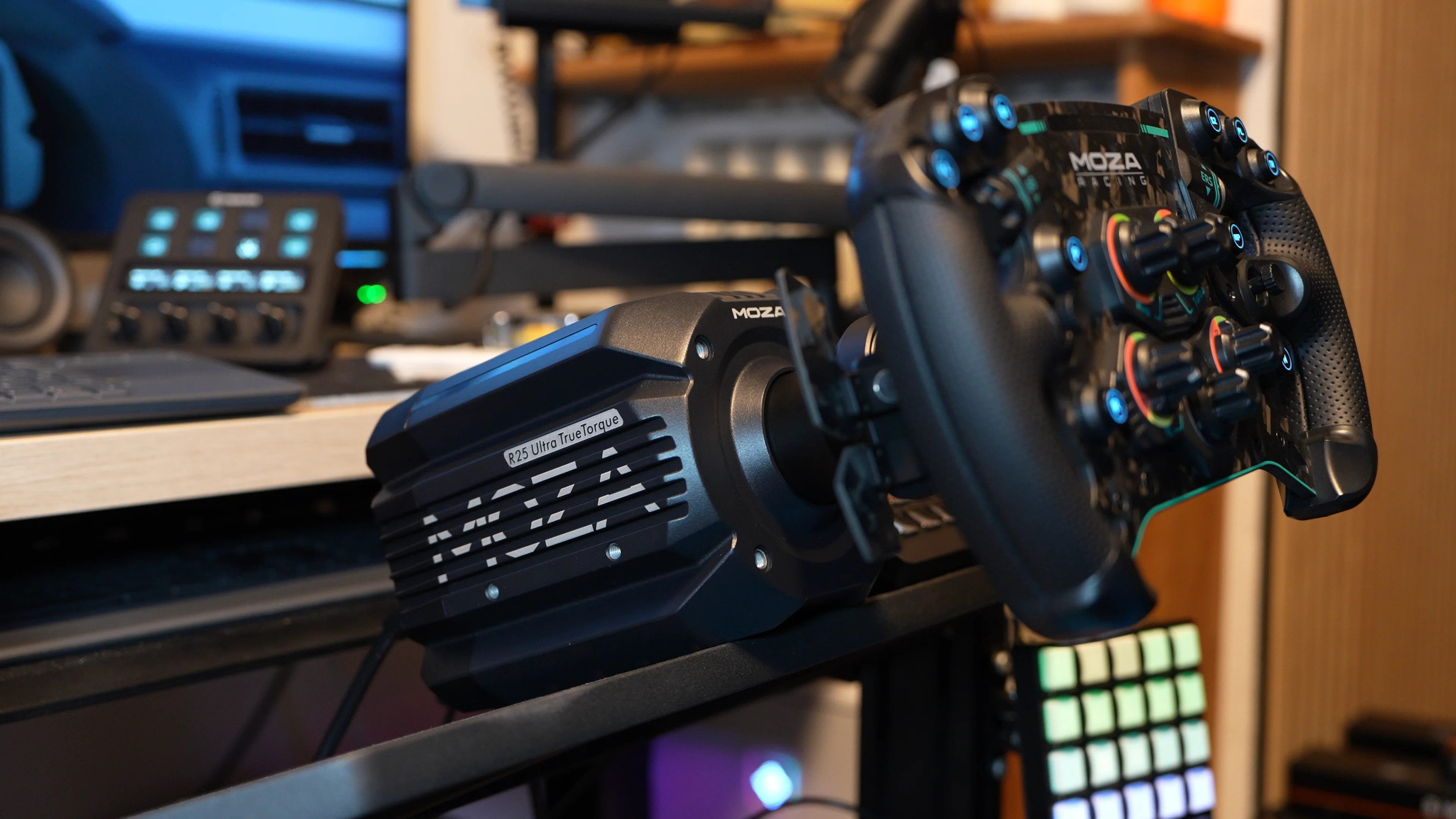 Vue laterale du setup complet avec la R25 Ultra et le volant