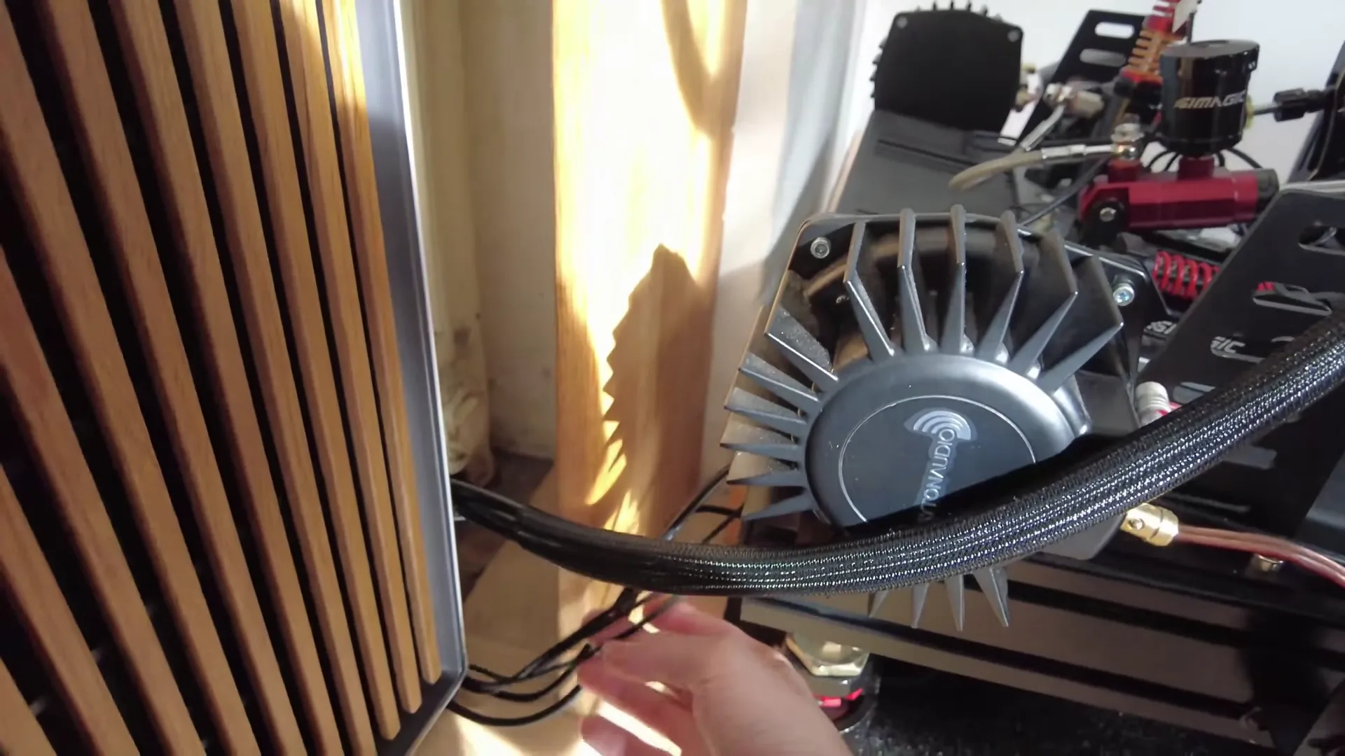 Ce qui part du PC passe dans une gaine, qui longe un des bass shakers Dayton Audio. Eux ne jouent pas le son du jeu : SimHub les pilote à partir de la télémétrie.