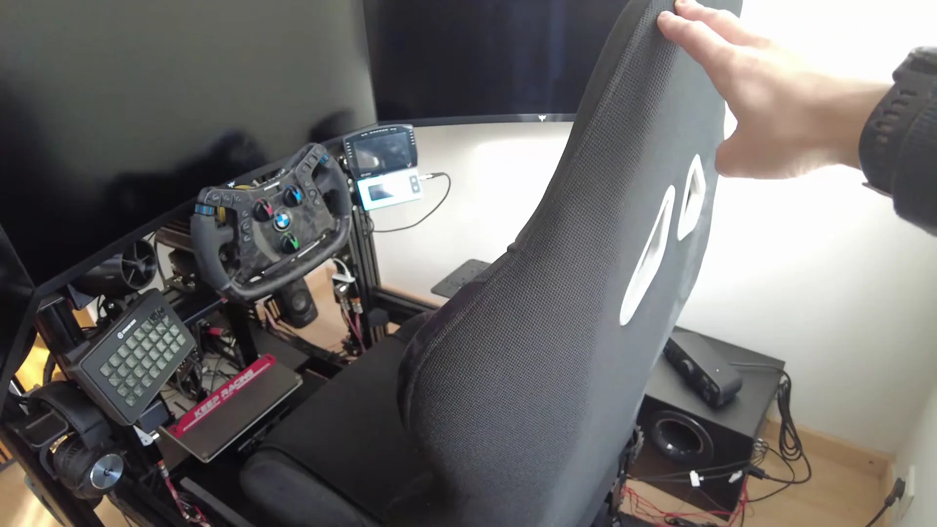 Le caisson posé au sol à côté du siège, et la console sur le dessus : Logitech conseille justement de la garder à portée de main, fenêtre infrarouge dégagée.