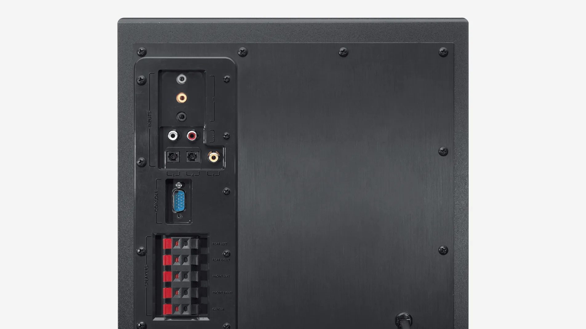 En haut, l'entrée 6 canaux, celle que Logitech prévoit pour une carte son de PC. En bas, les pinces rouges et noires des cinq satellites. Visuel Logitech.