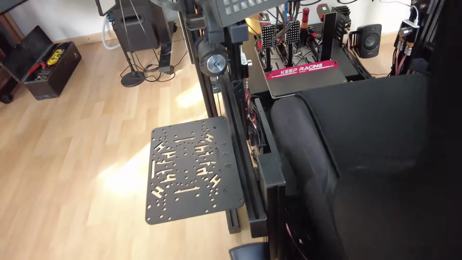 Le casque, lui, reste accroché au montant, juste à côté d'un satellite. Sur la console du Z906, brancher un casque coupe toutes les enceintes, d'après Logitech.