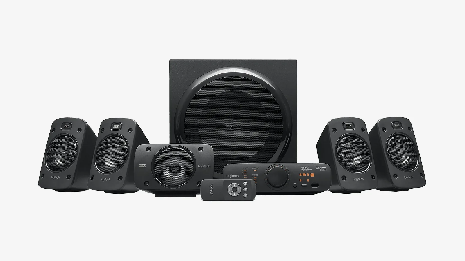 Cinq satellites, un caisson, une console et une télécommande : tout le Z906 est là, et il faut lui trouver une place autour du châssis. Visuel Logitech.