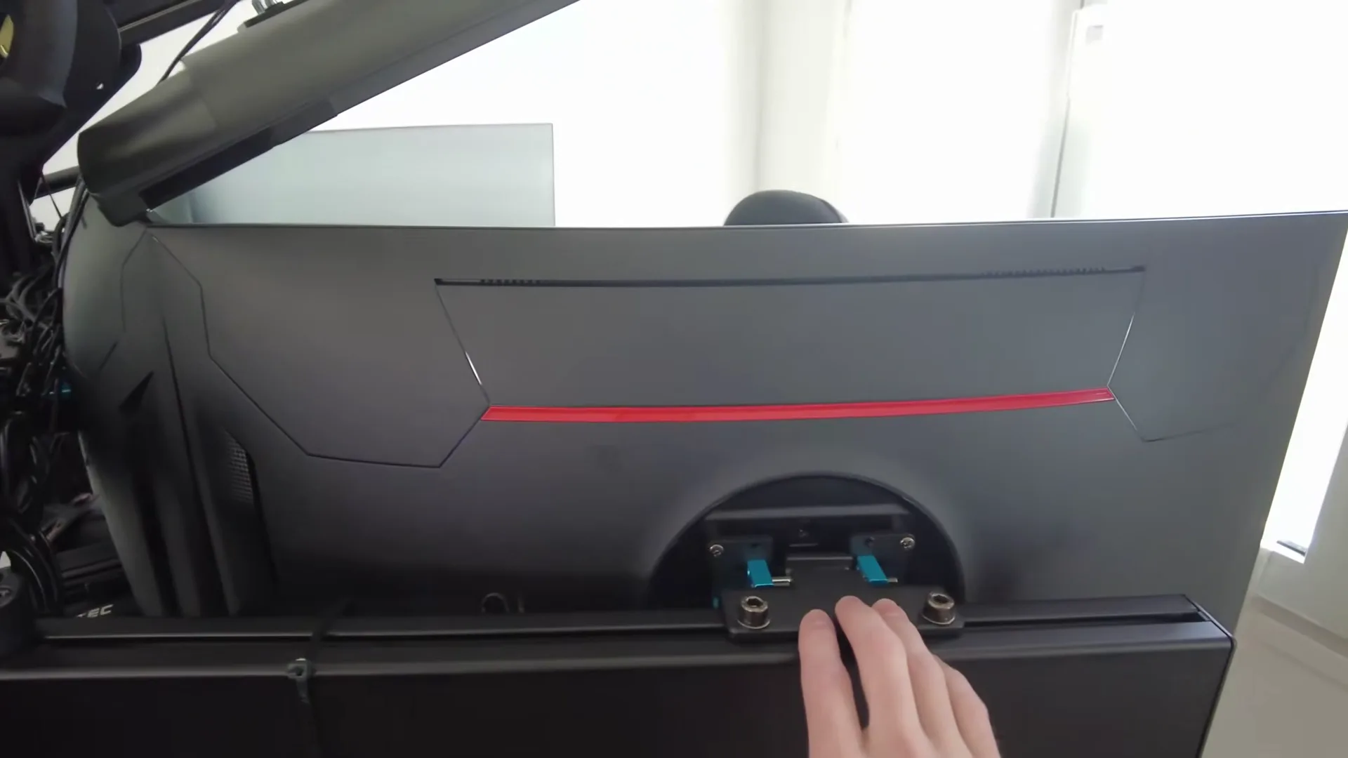 Derrière chaque écran, un adaptateur Vario VESA de Sim-Lab : hauteur et rotation se rattrapent à la clé Allen. Pour aligner les trois, je l'ai trouvé top.