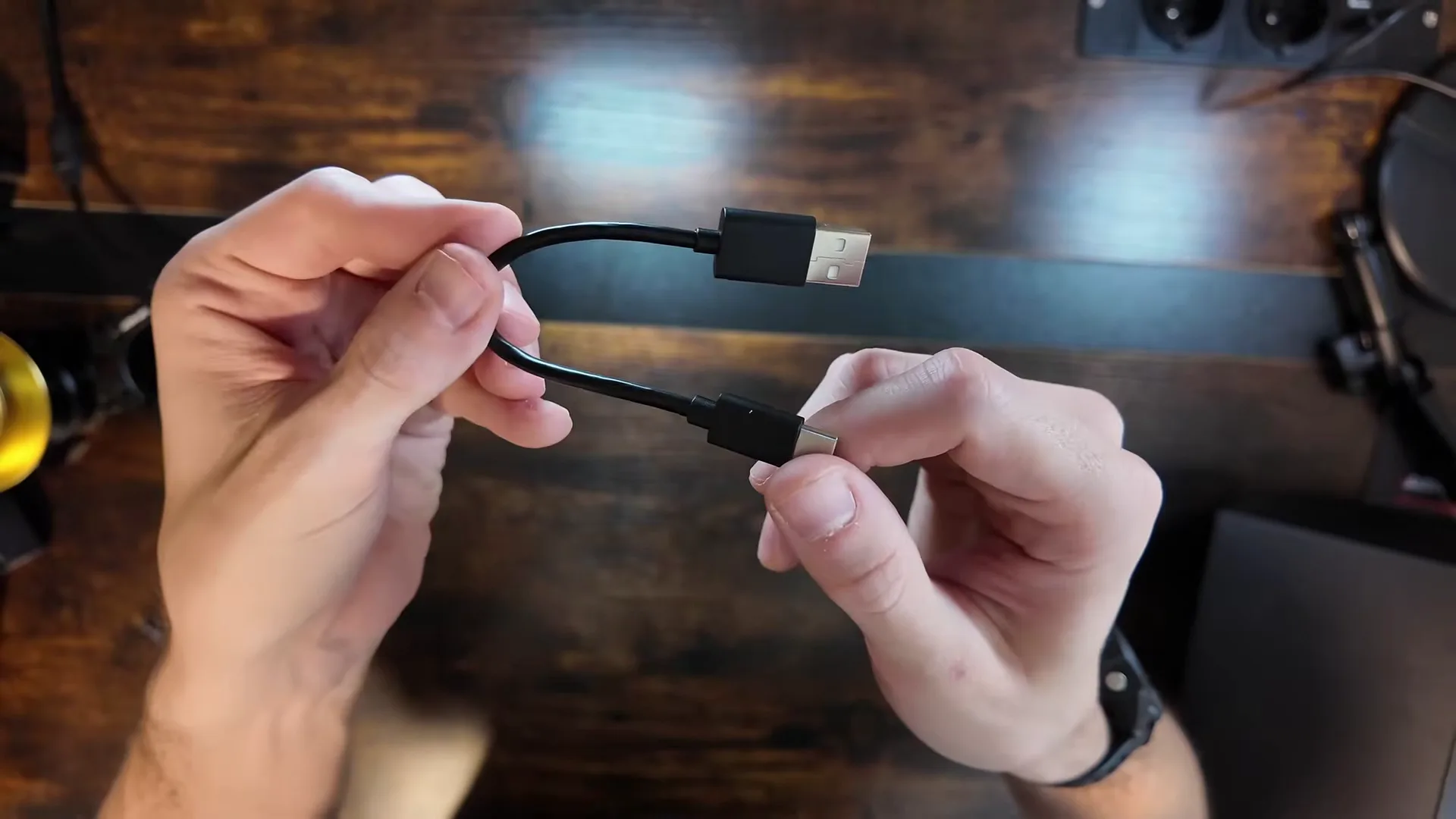 La nouveauté de la V2 : ce petit câble USB-A vers USB-C. Si votre volant a une prise USB-C, il ne vous faut rien d'autre.