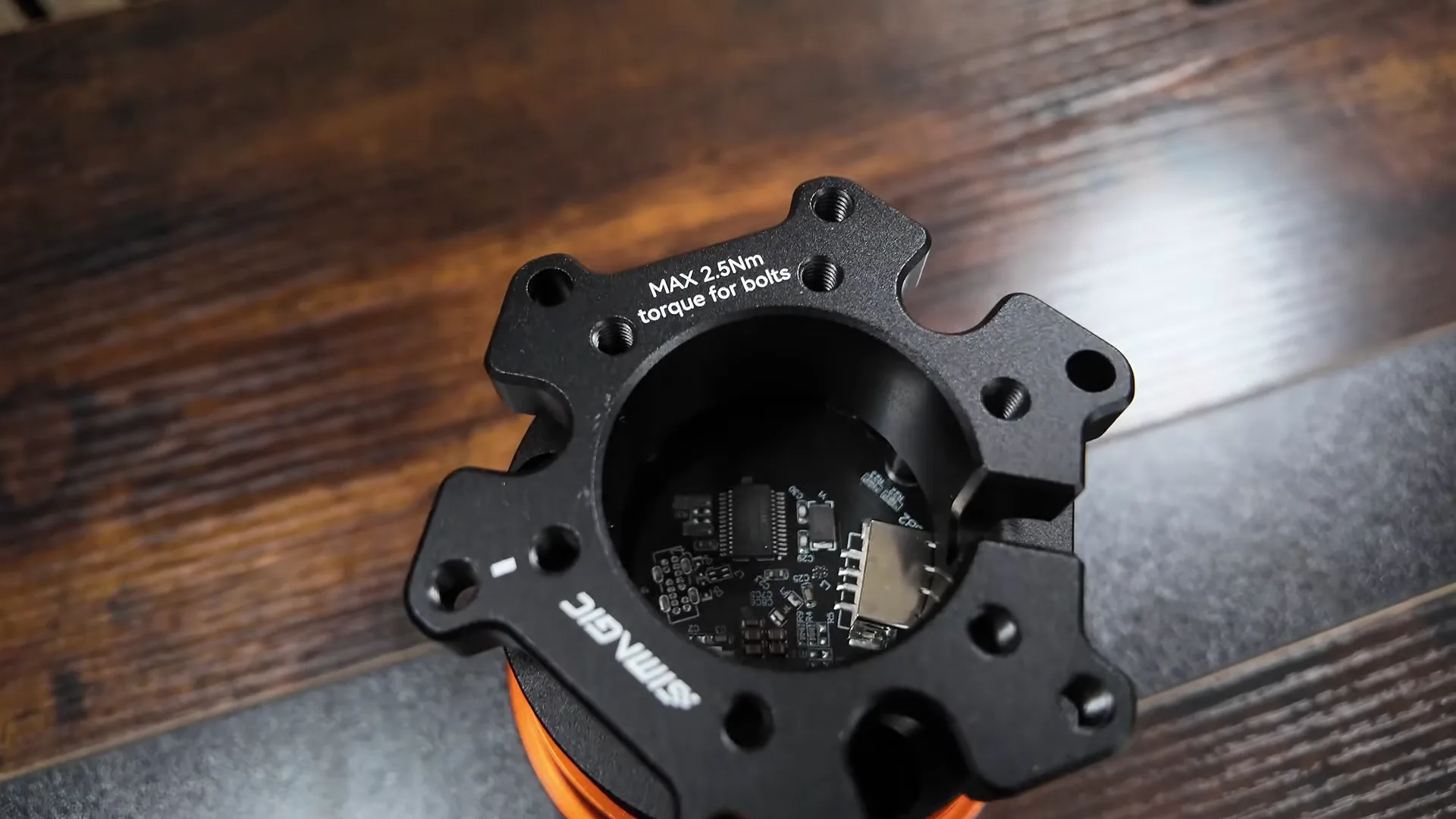 Simagic le grave directement sur la platine : 2,5 N·m au maximum au serrage. Avec des vis M5 dans de l'aluminium, mieux vaut le respecter.