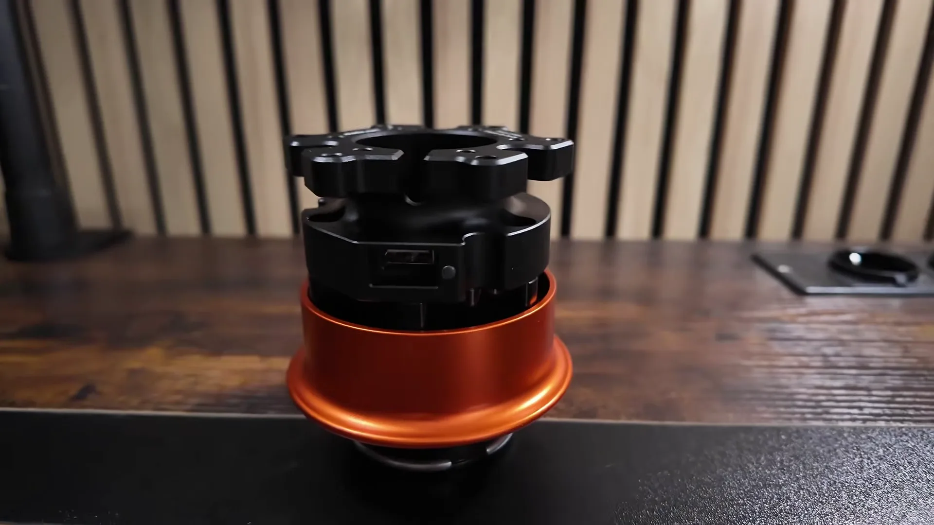 Tout le principe du QR-A tient dans cette prise USB : le volant s'y branche, et ses données passent ensuite par la base.