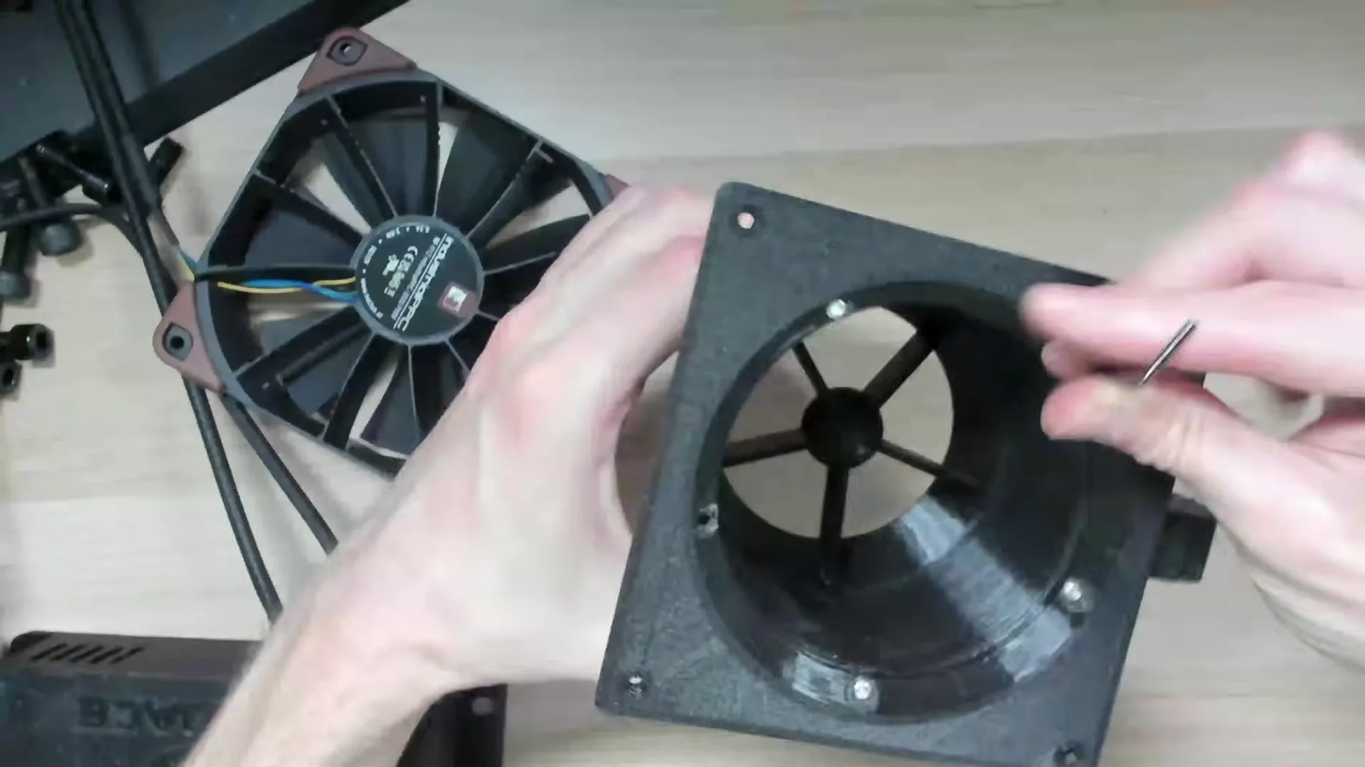 L'adaptateur qui passe la turbine du Wind Ace au format 120 mm. C'est lui qui permet de monter un ventilateur de PC classique.