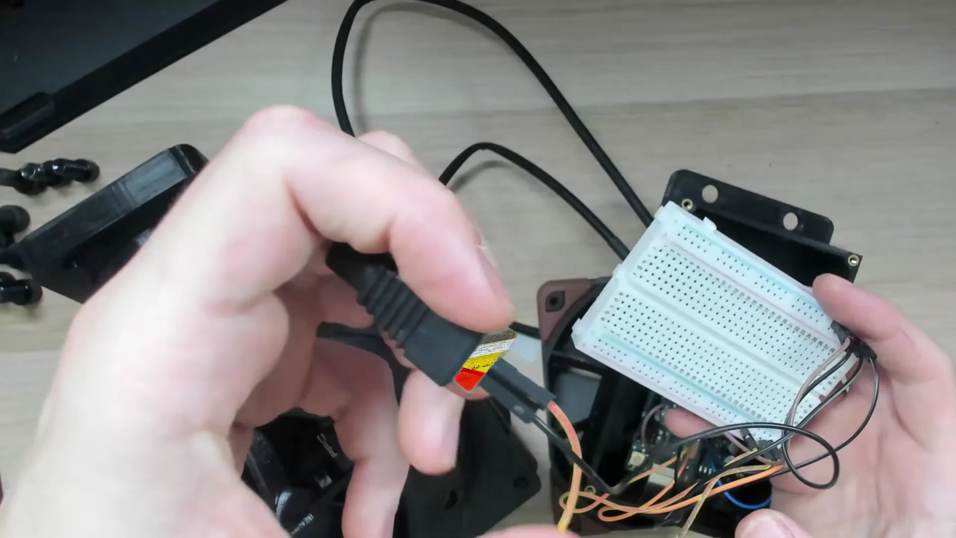 Le 12 V arrive par cette fiche jack, puis la planche à pain le répartit entre les deux ventilateurs. L'Arduino, lui, se contente de l'USB.