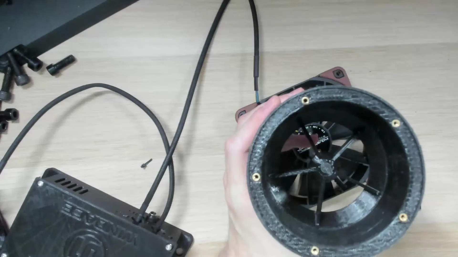 Des inserts en laiton M3 pour visser dans le plastique. Sur une des pièces, ils ne rentraient pas : j'ai repercé les trous un peu plus large.