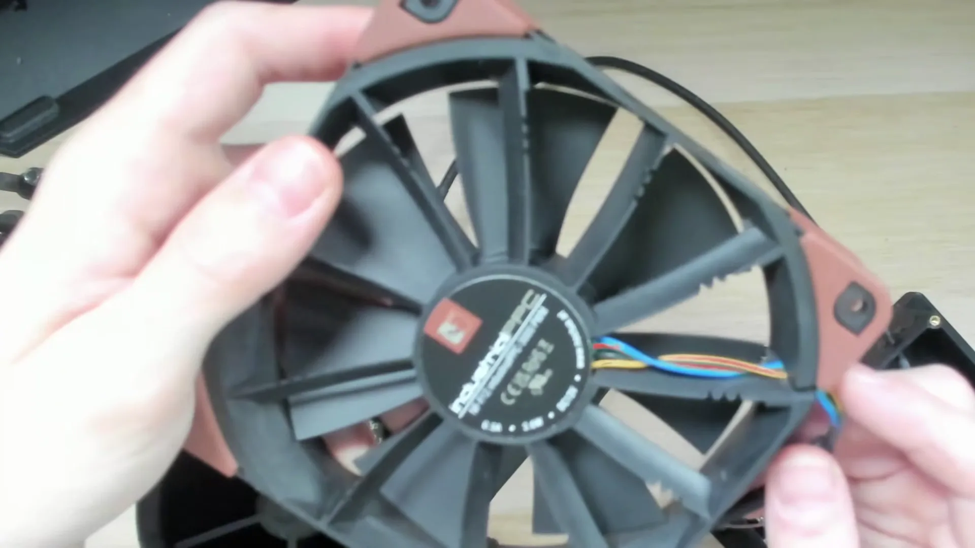 Quatre fils sortent du Noctua, je n'en branche que trois. Celui de la vitesse, le vert chez Noctua, reste libre : SimHub n'en a pas besoin.