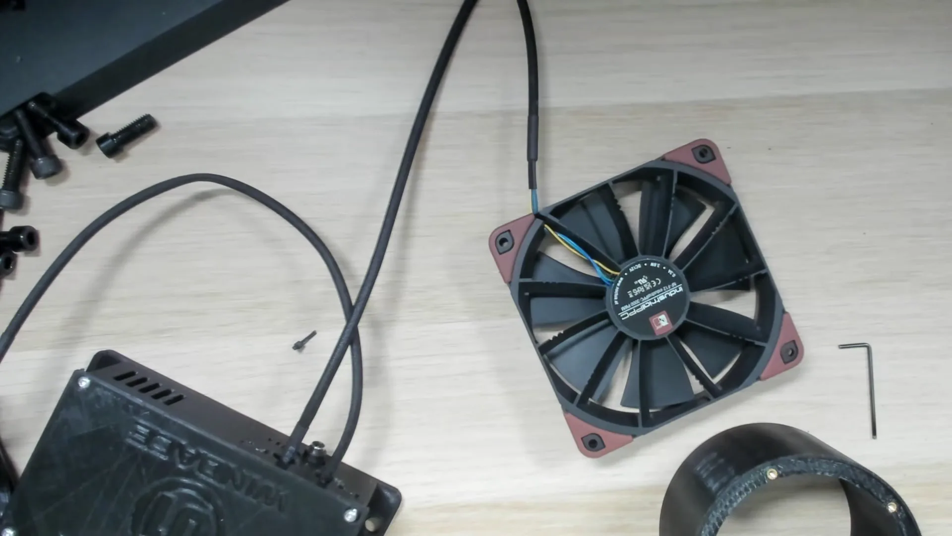 Le gros du budget, c'est lui : un Noctua industrialPPC, et il en faut deux. Le reste, c'est de l'impression 3D, un Arduino et de la visserie.