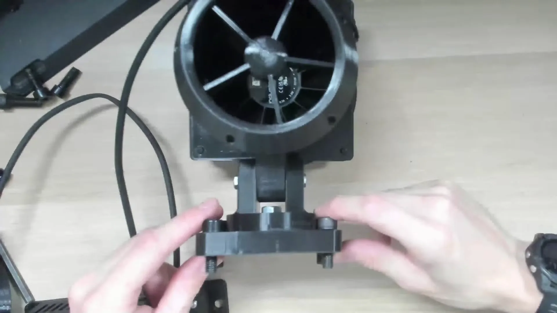 Le support se boulonne sous la turbine, avec un axe pour orienter le souffle. Les vis M8 de la liste fixent le tout sur le châssis.