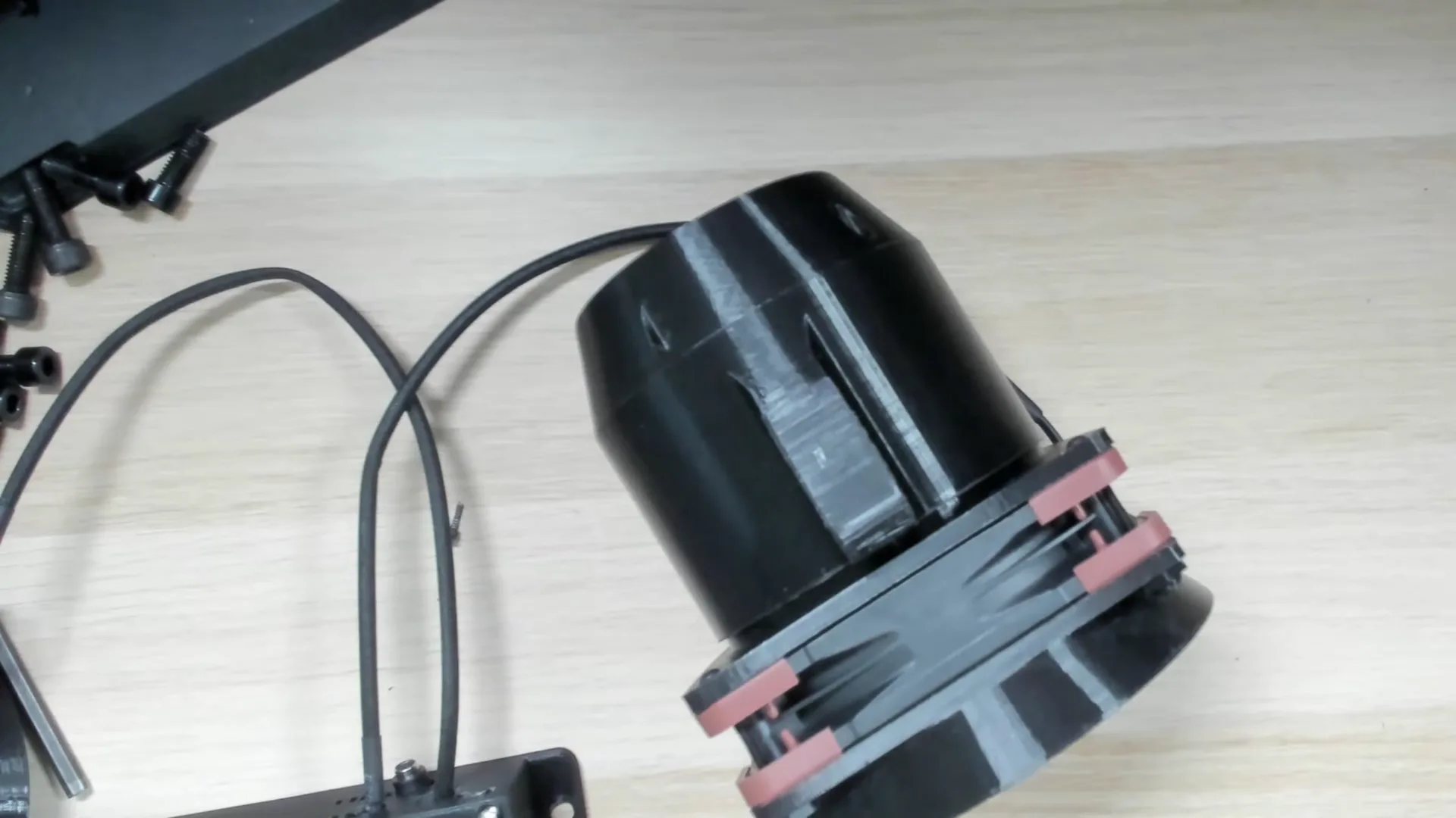 Conduit, adaptateur, ventilateur, arrière : la turbine prend forme. D'un côté du cylindre, pas d'insert : la pièce tient, même en tirant dessus.