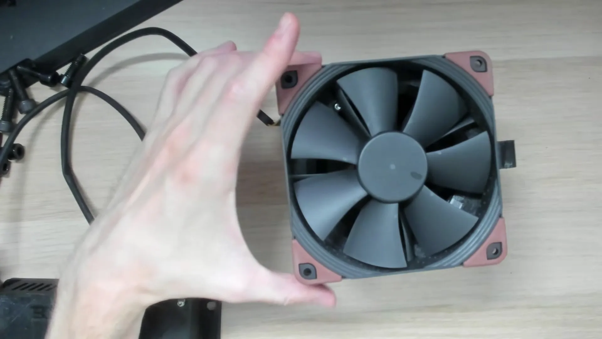 Attention au sens : chez Noctua, l'air sort du côté de l'étiquette ronde. Sur cette face sans étiquette, le ventilateur aspire.