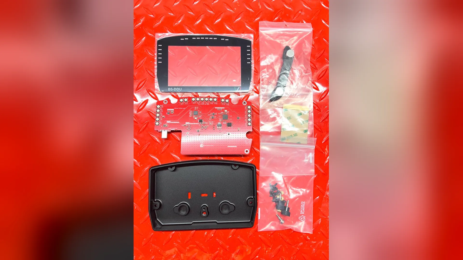 Depuis, Velocitas vend le B5-DDU en Pro Kit : coque en aluminium, PCB, vitre et visserie. Il ne manque plus que l'écran VoCore. Visuel Velocitas Imperium.