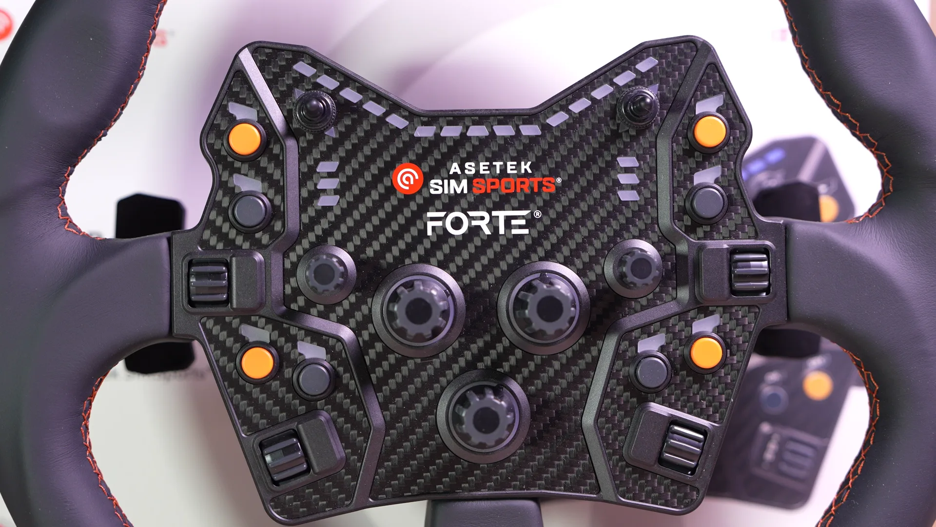 La face avant du Forte GT : plaque carbone, boutons et rotatifs