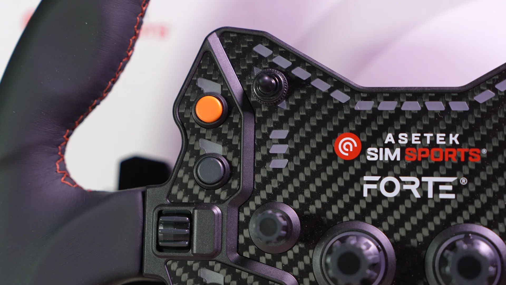 Le logo Asetek SimSports sur la plaque carbone