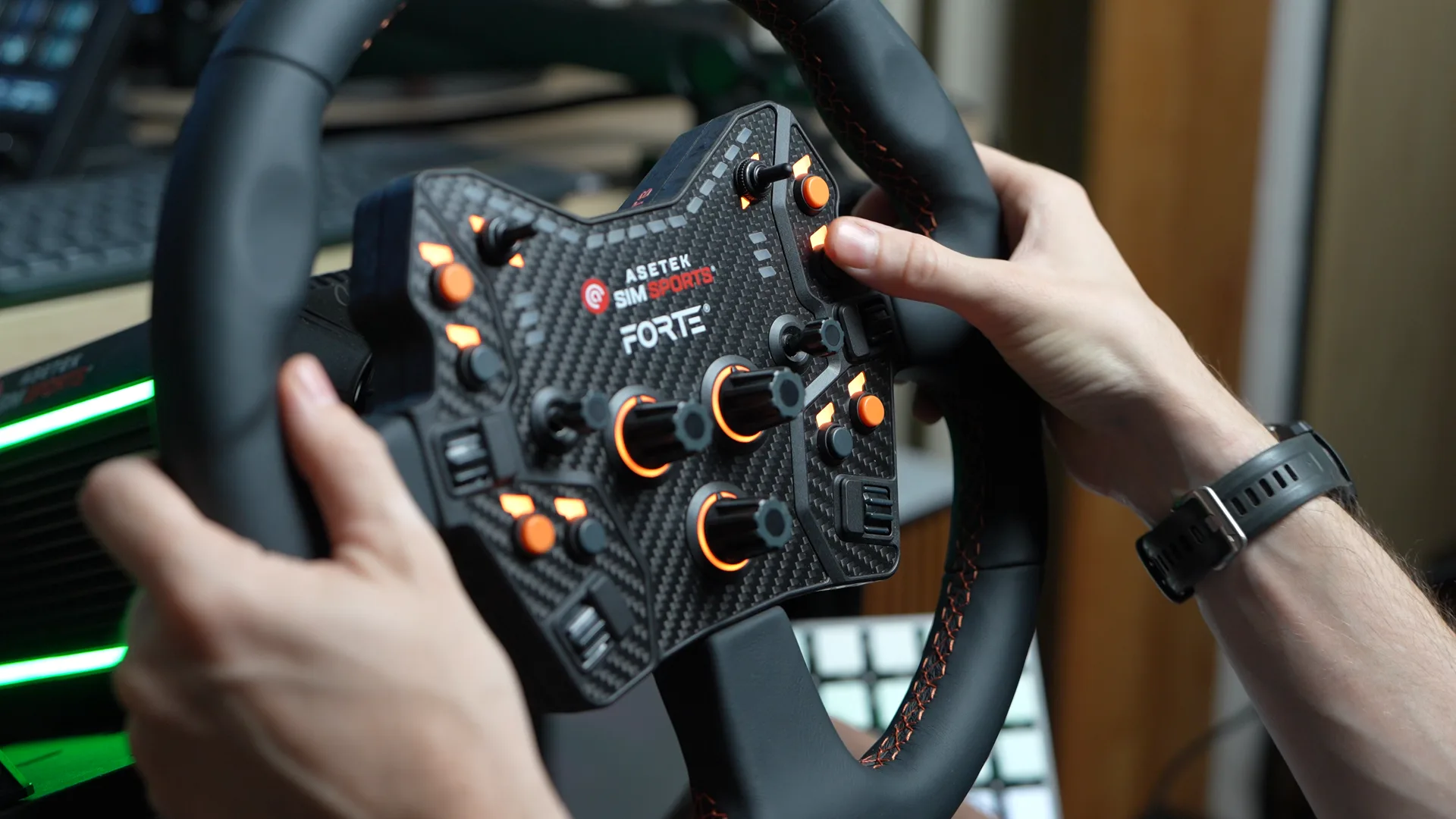 Les boutons tombent sous les doigts sans lâcher le volant