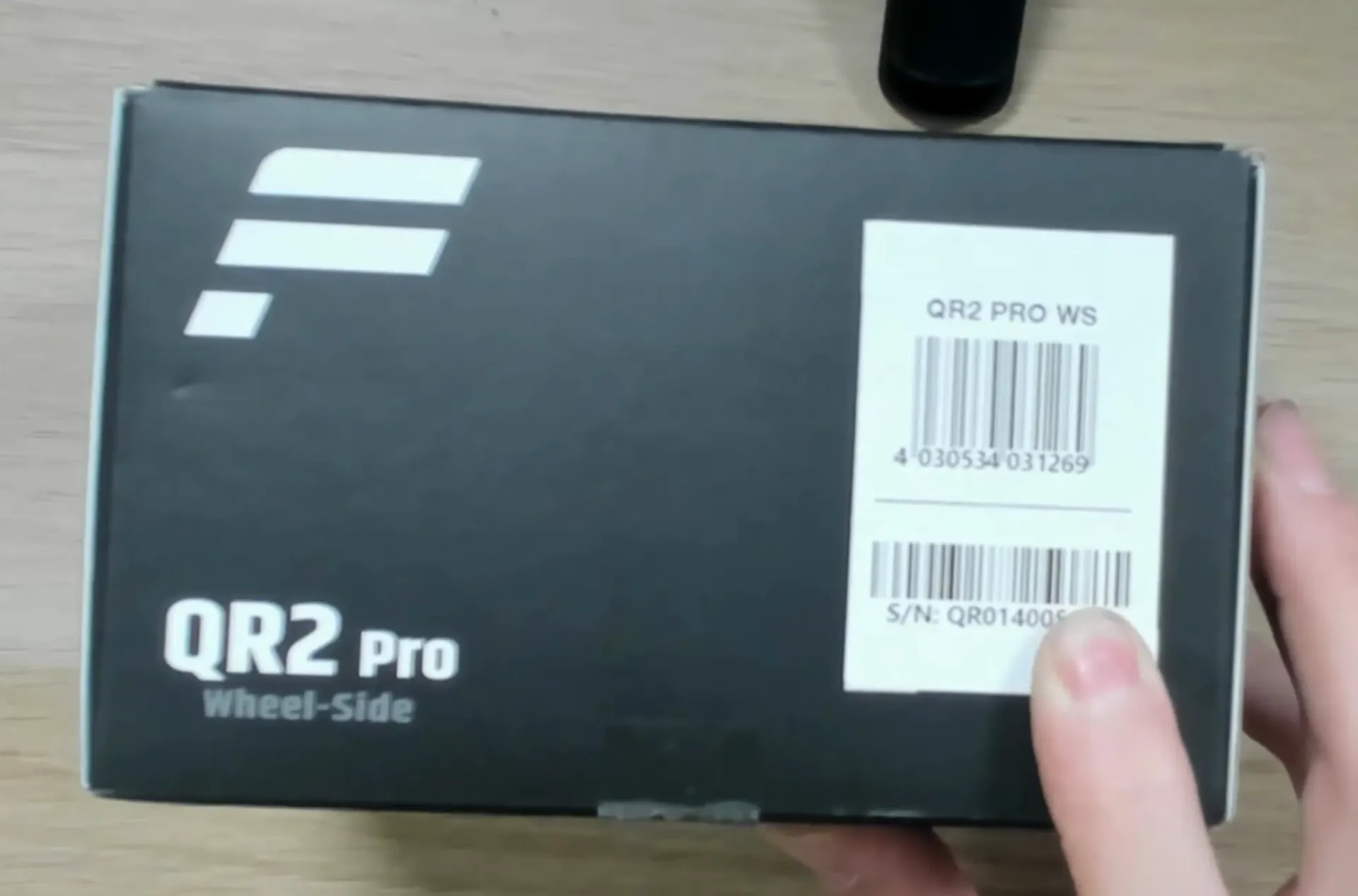 Sur la boîte d'un QR2 Pro Fanatec, cette étiquette porte le numéro de série, le S/N. C'est elle qu'il faut chercher avant d'acheter d'occasion.