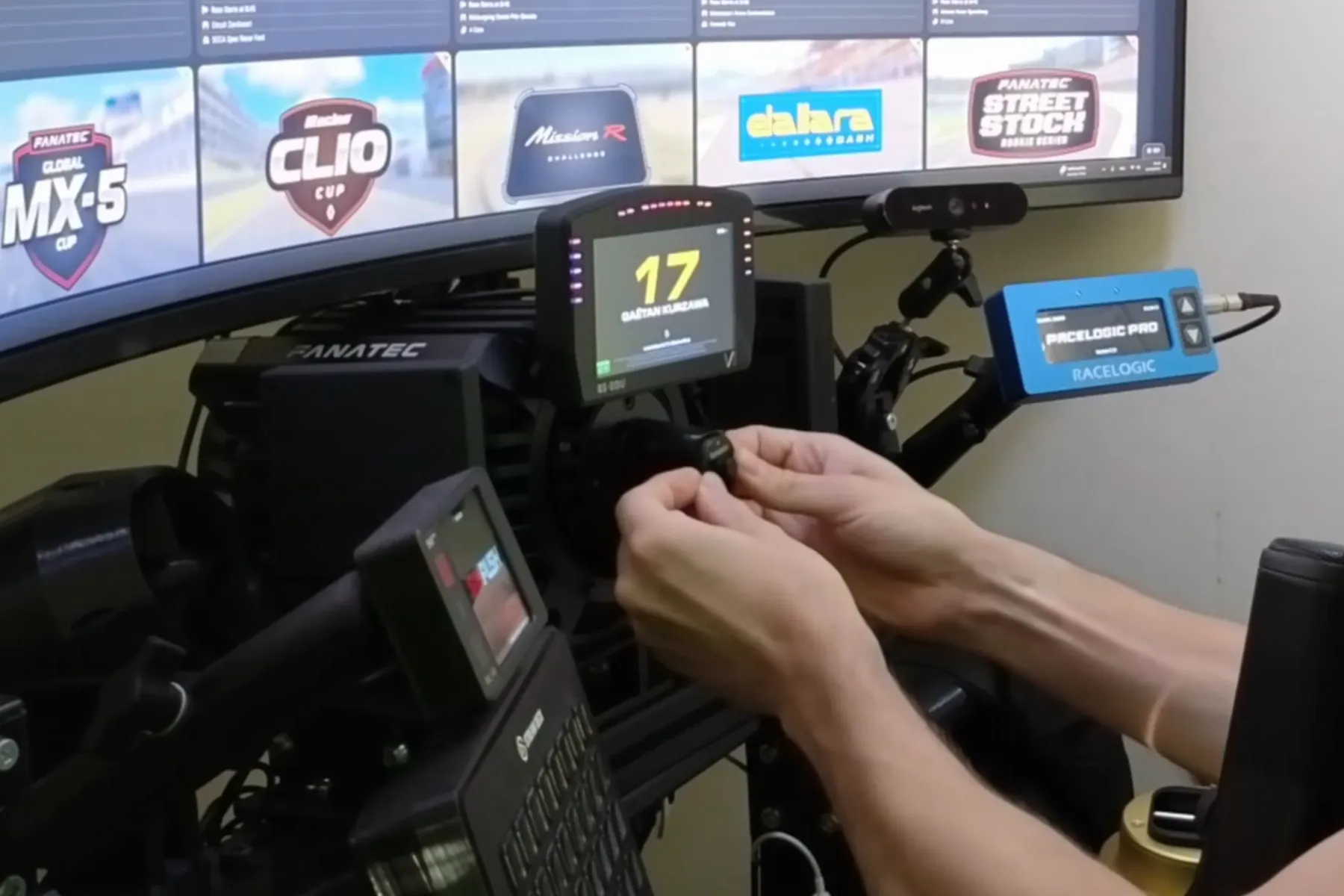 Je retire l'émulateur des deux mains, en tirant bien droit. Et surtout avant de remonter un volant Fanatec : sinon, ce sont ses broches qui trinquent.