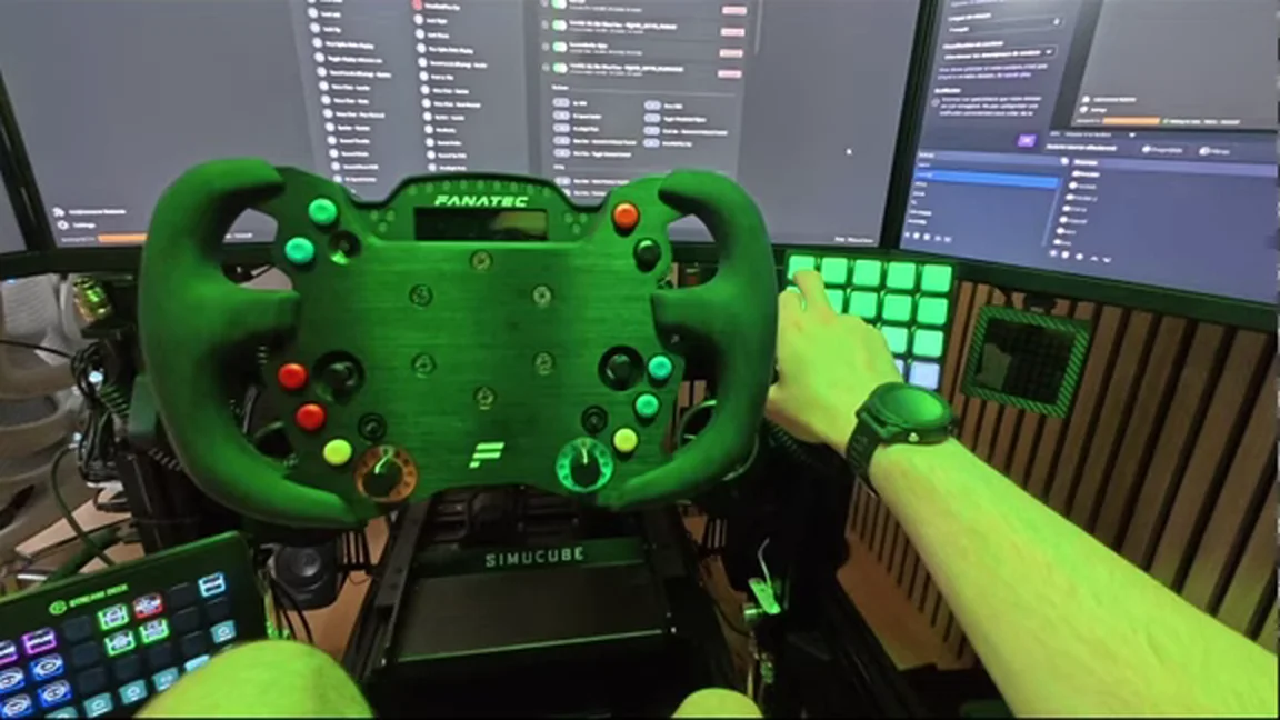 La boîte à boutons, juste à côté du volant. Que j'appuie là ou sur le volant, iRacing reçoit exactement le même bouton.