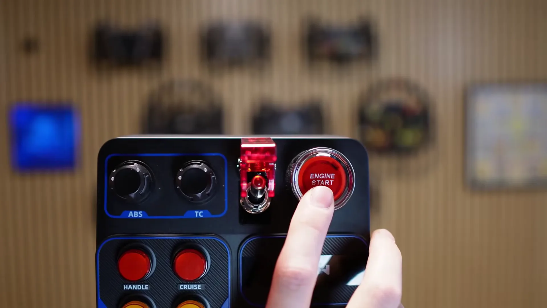 Ce qui m'a fait craquer : on relève le capot, on bascule le contact, la petite LED s'allume, et seulement là, Engine Start.