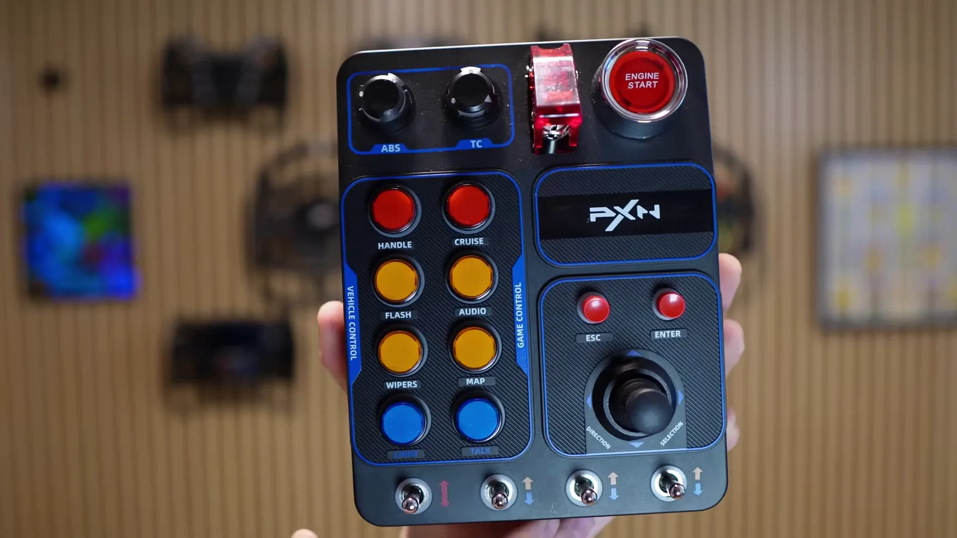 18 cm sur 14, et pas un centimètre de perdu : rotatifs, contact, Engine Start, huit boutons, un joystick et quatre interrupteurs.