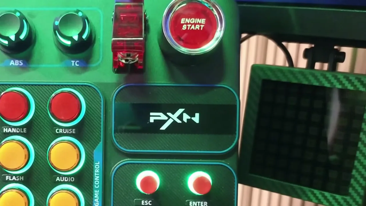 Tout est rétroéclairé, rotatifs compris. Moi, je l'ai mise en vert : j'aime bien le vert, et chez moi tout est coordonné en vert.
