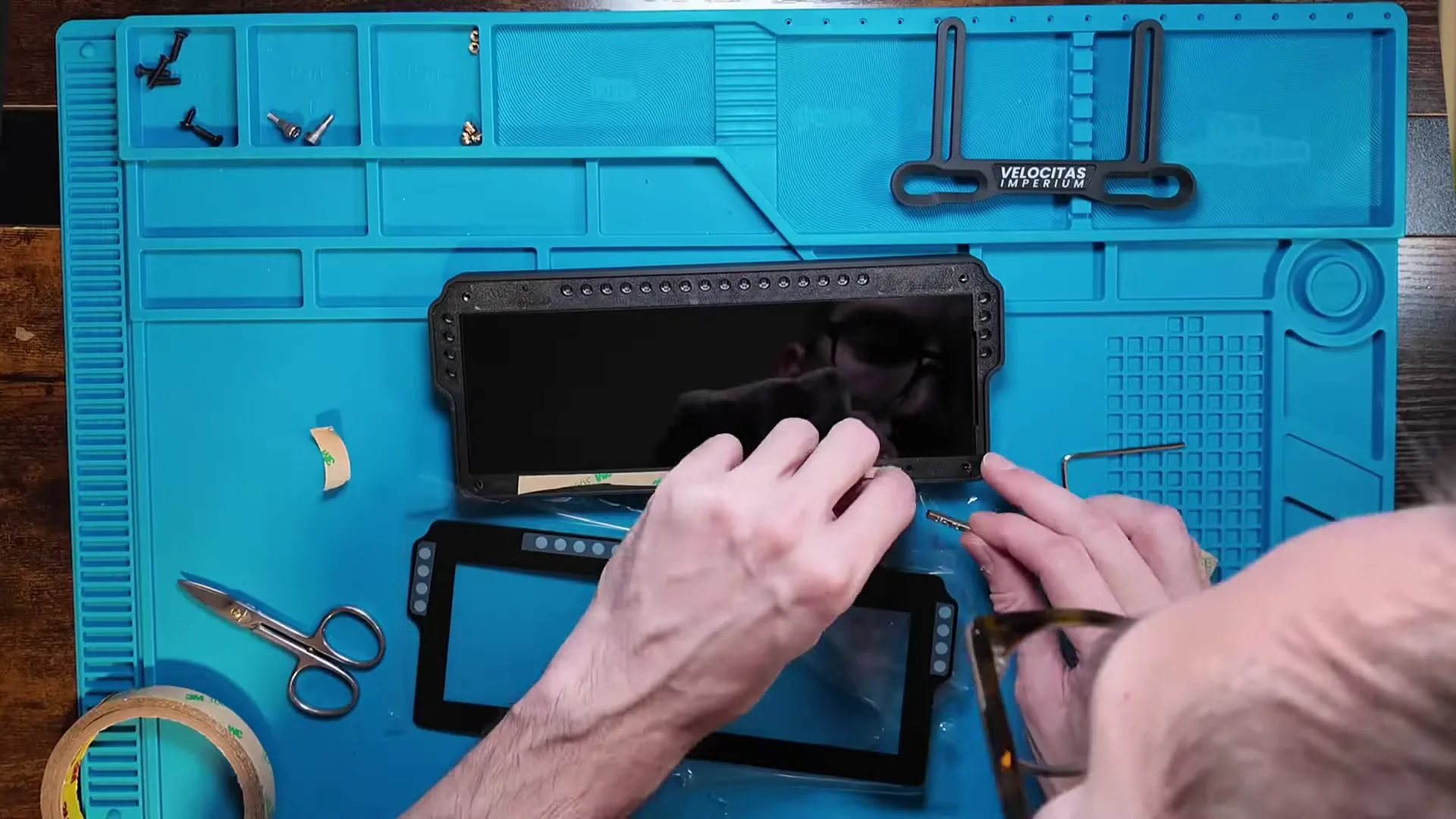 Le moment le plus pénible du montage : enlever la protection du double face. Une pince fine n'est pas de trop.