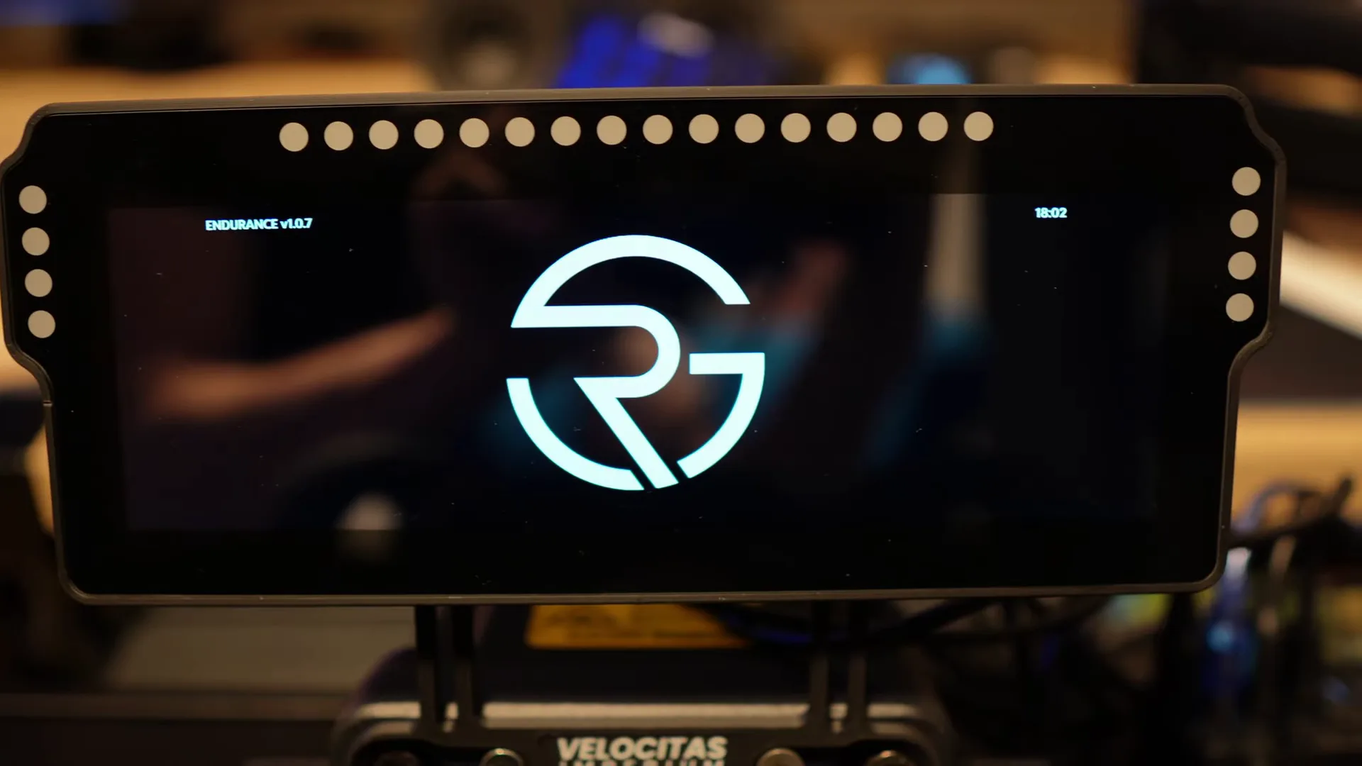 Seize LEDs en haut pour le régime, quatre de chaque côté pour les drapeaux, l'ABS ou le TC : tout se programme dans SimHub.