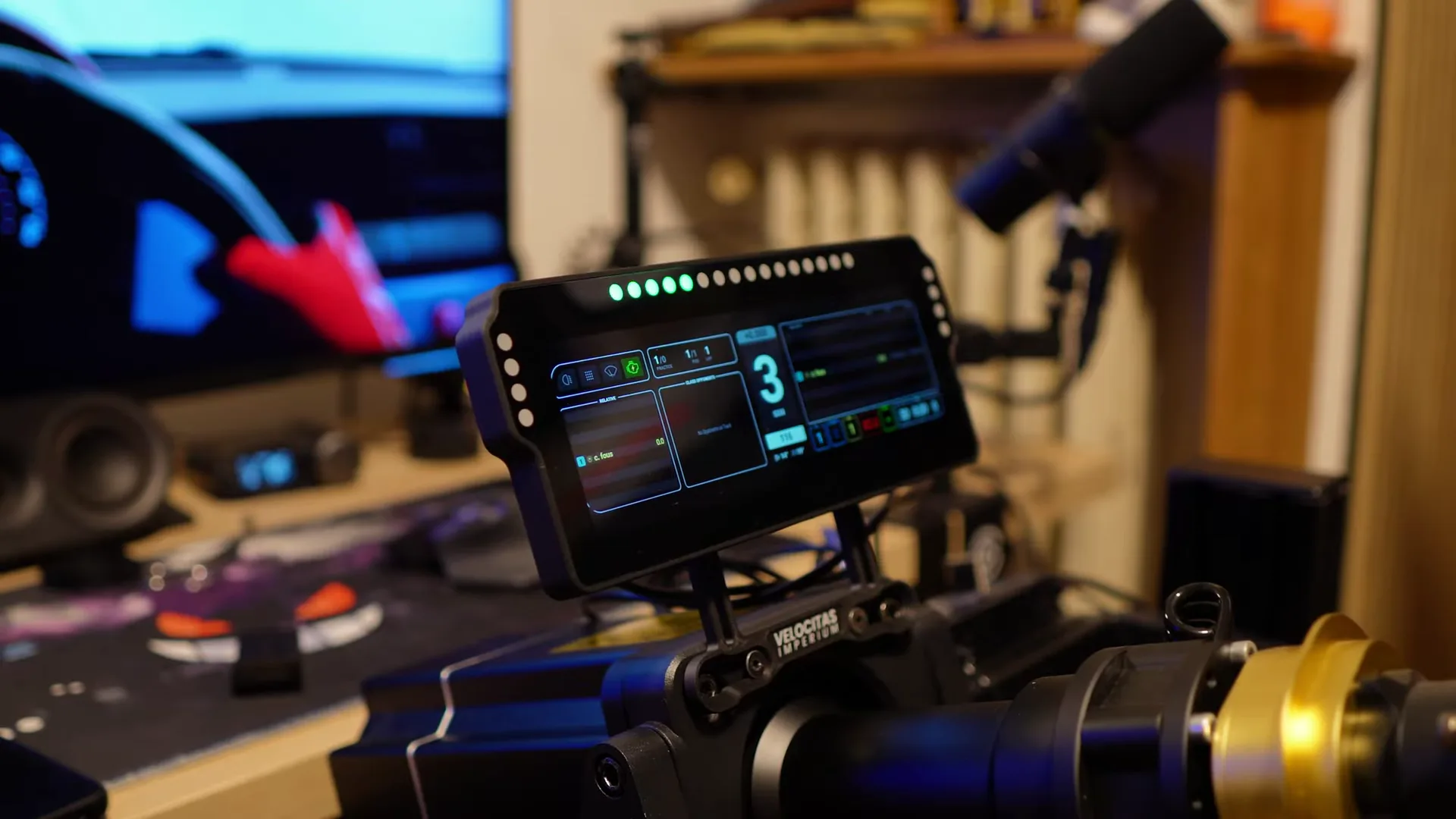 Monté juste au-dessus du quick release, et reconnu d'office par SimHub : l'installation se fait en un seul clic.