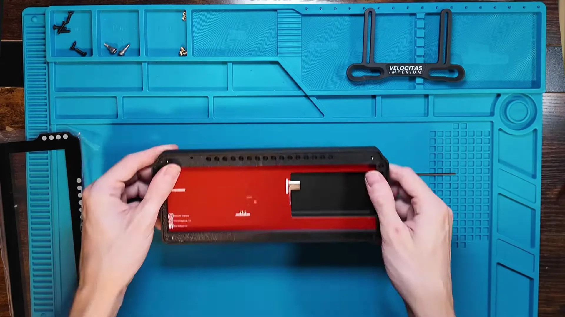 Le PCB se pose dans le guide, et sa prise USB-C vient se brancher directement sur l'écran. Ça s'emboîte, tout simplement.