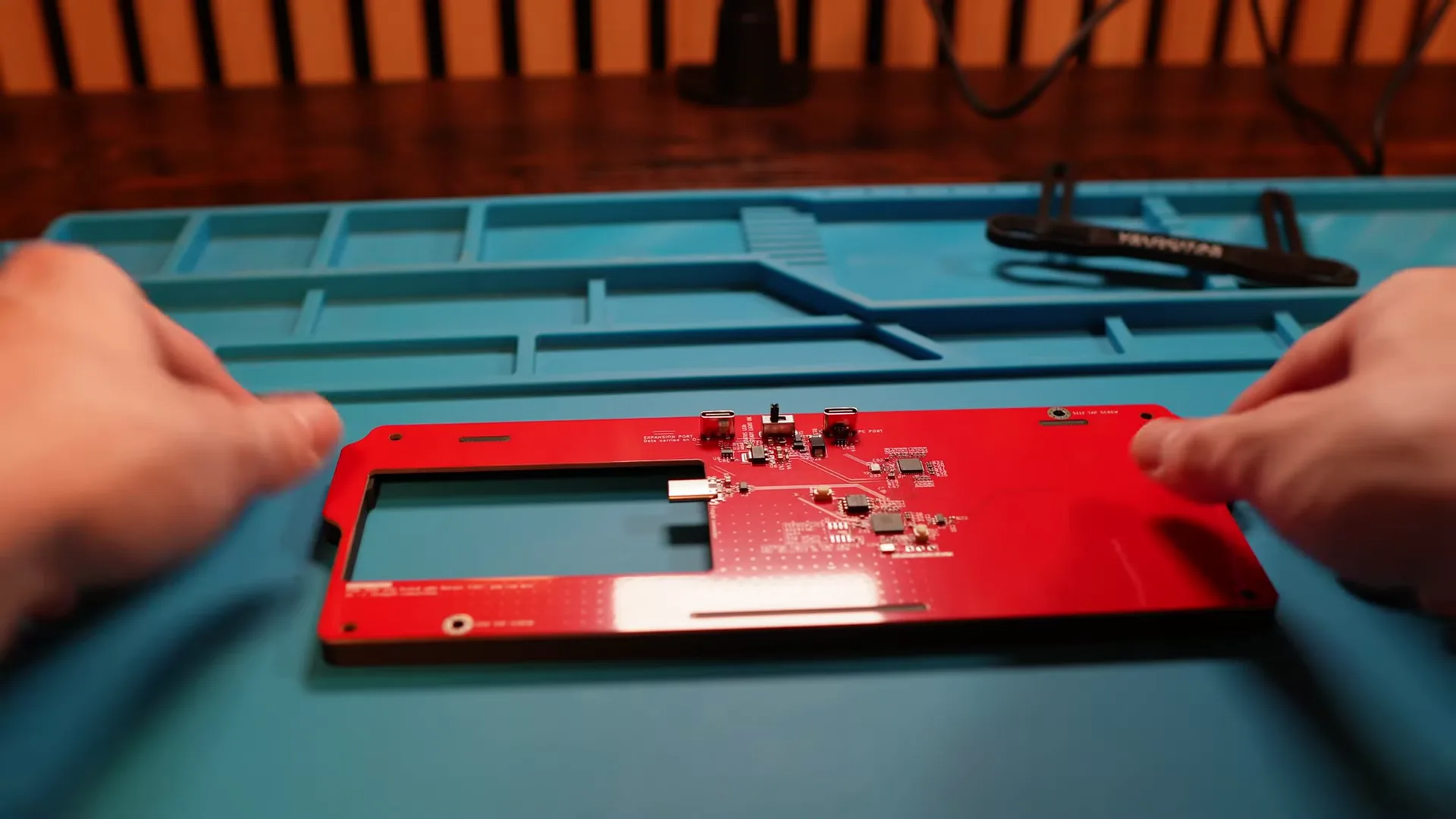 Le PCB arrive prêt, firmware installé d'après Velocitas : aucune soudure. Deux USB-C sur le bord, un pour le PC, l'autre pour les accessoires.