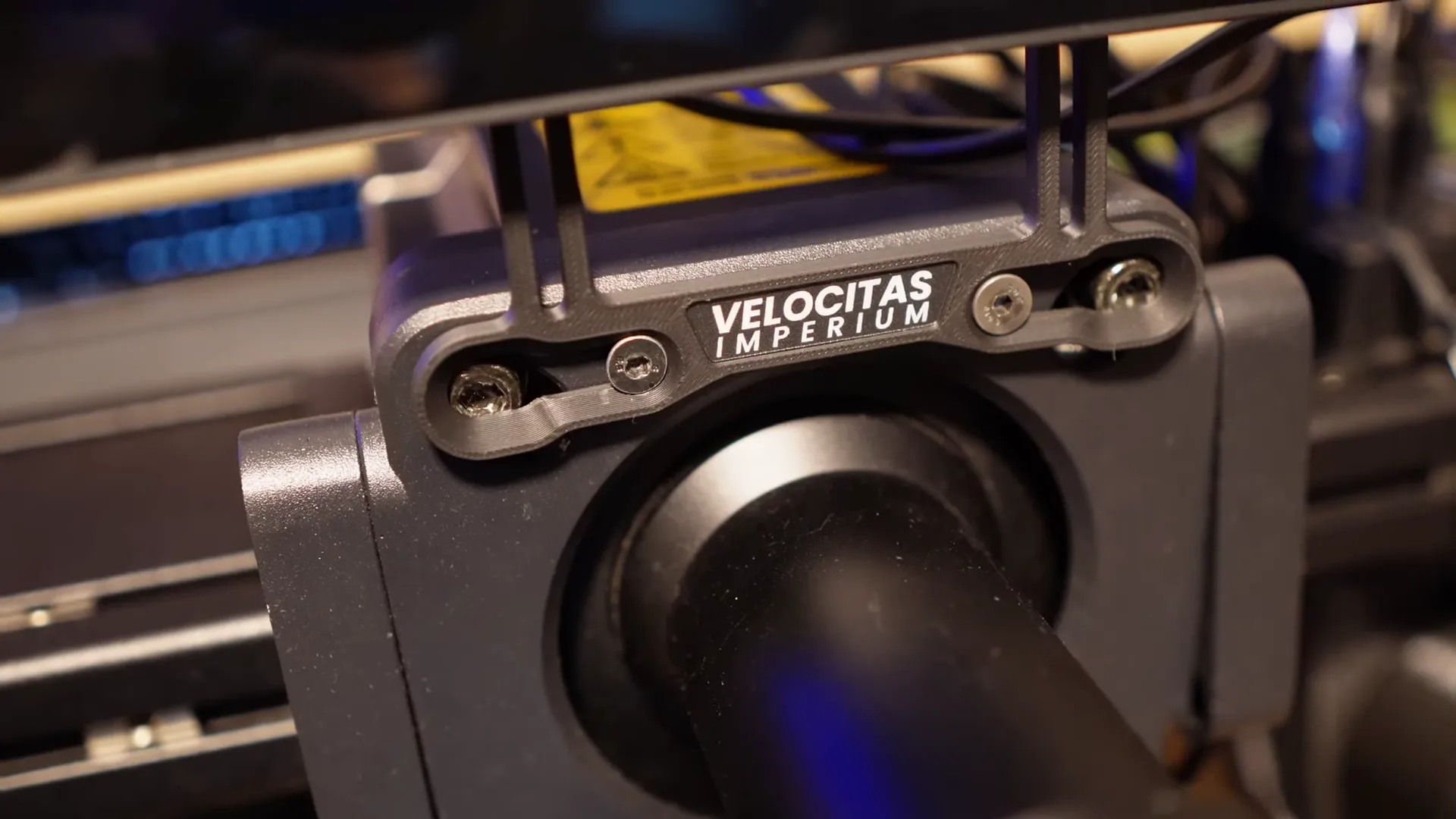 Le support imprimé se visse en façade de la base. D'après Velocitas, il va sur la plupart des direct drive, de Simucube à Moza R9 V3.