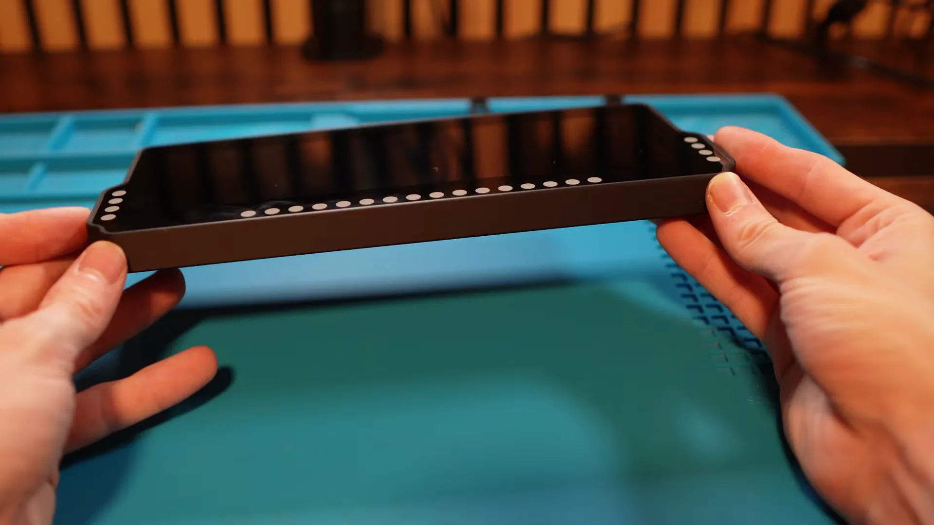 Ça a beau être du DIY, on dirait un produit fini. Quinze millimètres d'épaisseur d'après Velocitas, et une vitre parfaitement au ras de la coque.