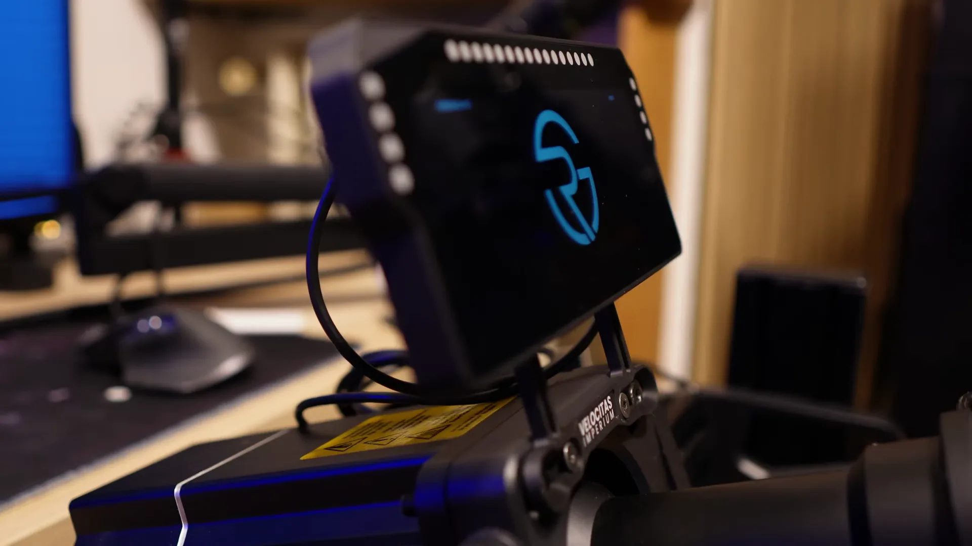 Un seul câble sort du dos, et c'est tout. Pas de HDMI à sacrifier sur la tour : l'alimentation et l'affichage passent par l'USB-C.